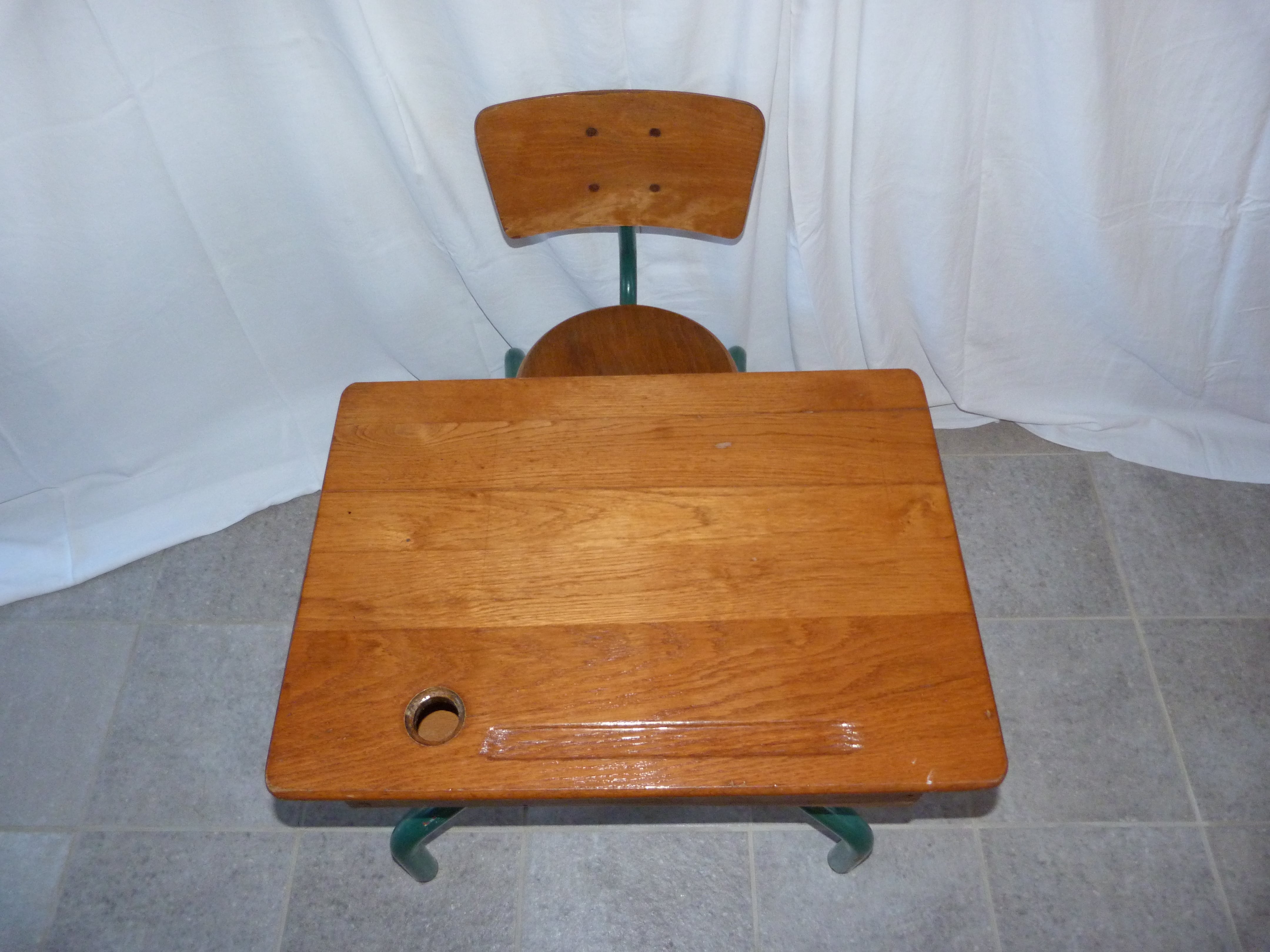 Evolutionary 50's school desk