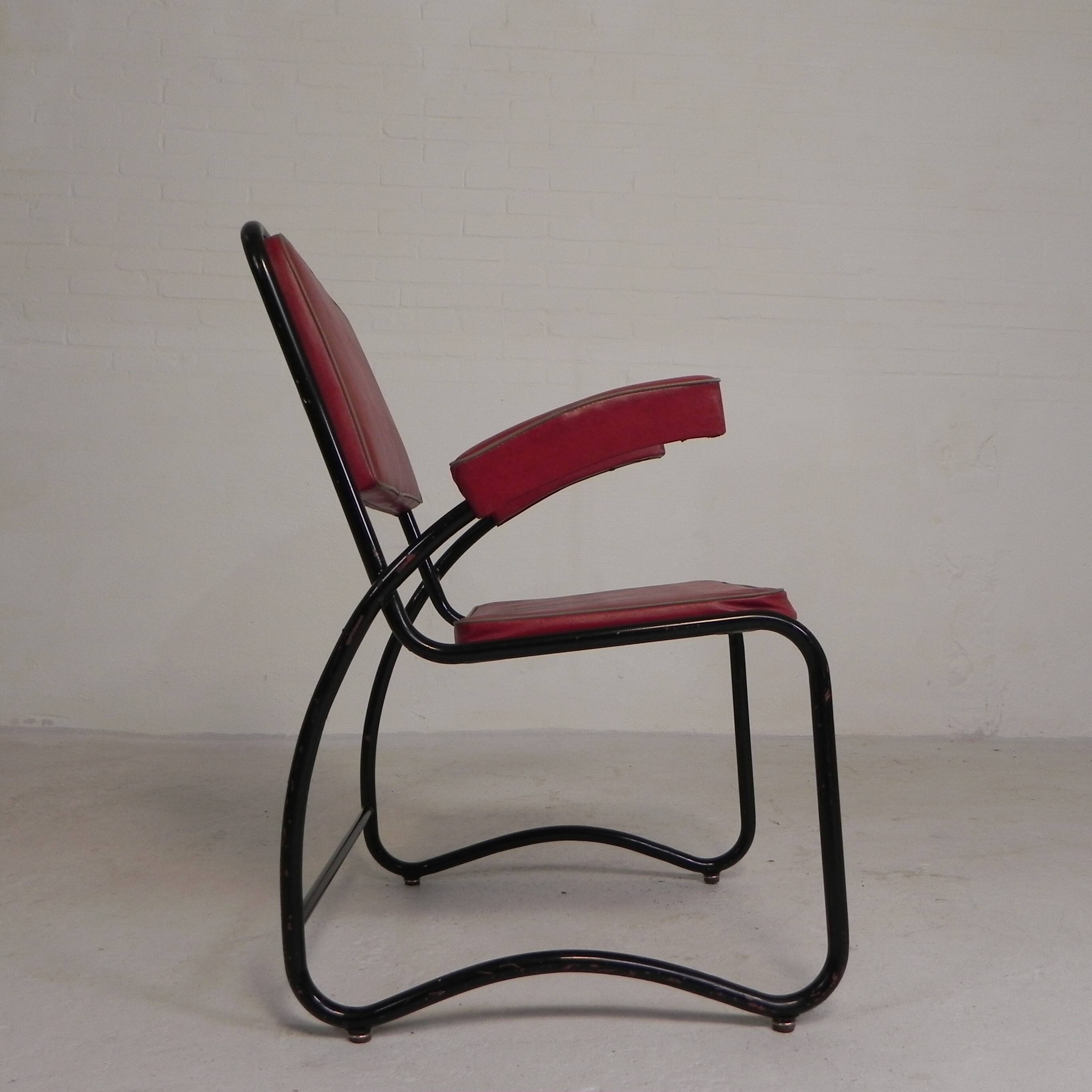 Set of 4 armchairs and a coffee table with tubular structure in Bauhaus style, 1950s.