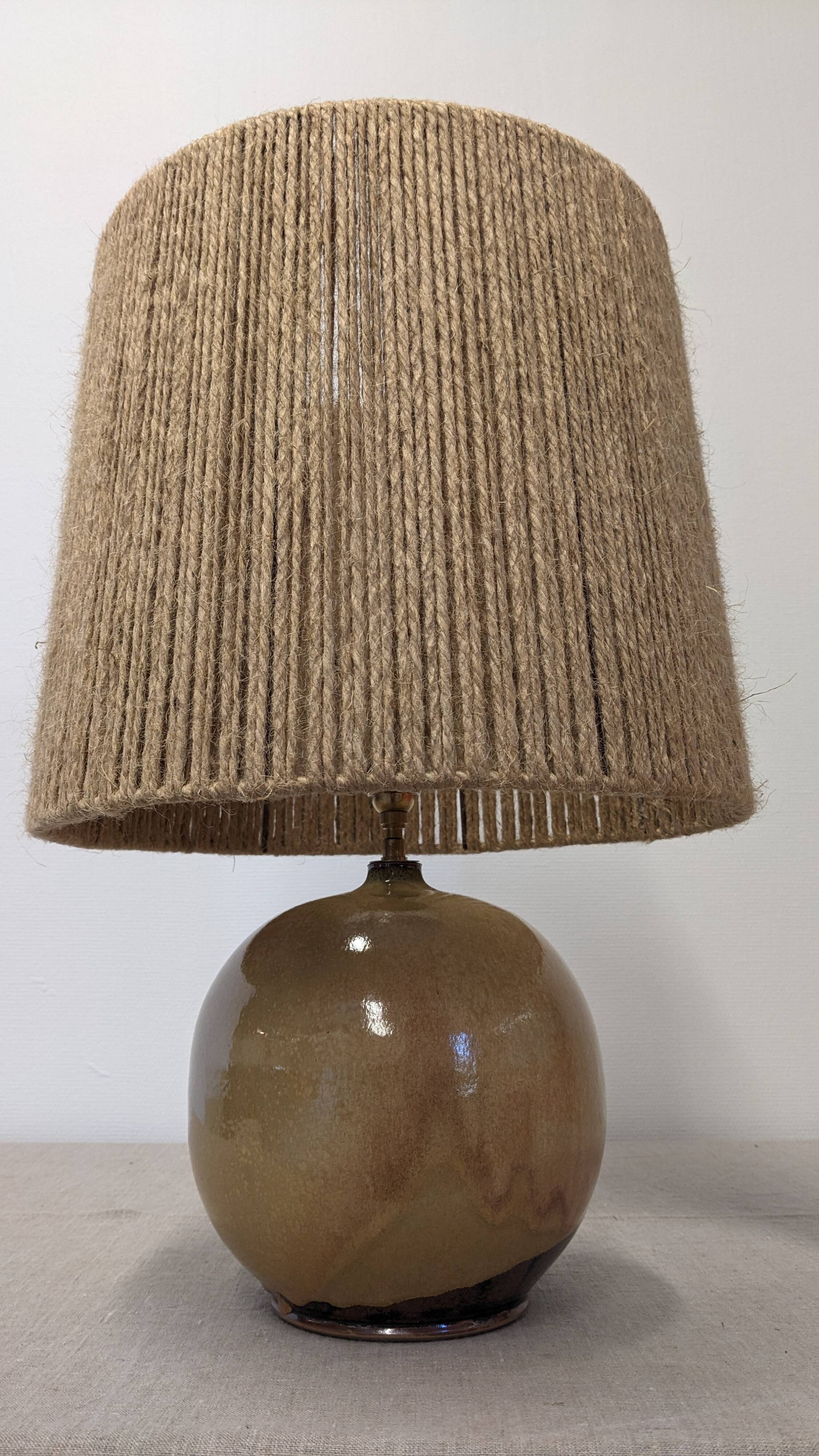 Vintage ball lamp in enamelled stoneware and jute rope