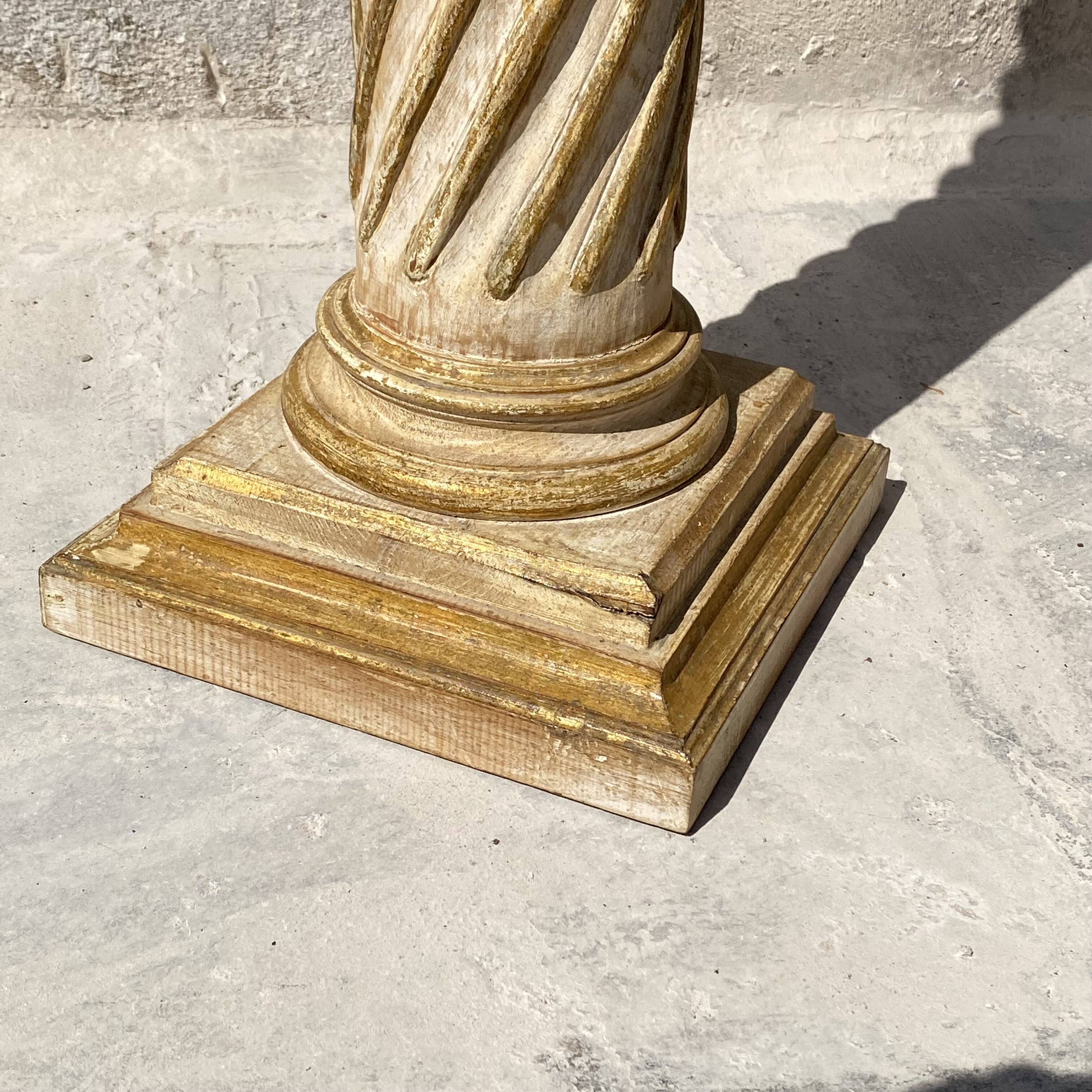 Wooden column in Corinthian style with gilding.