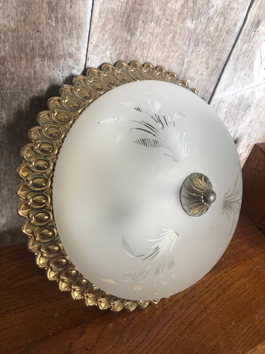 Old engraved glass ceiling light + vintage gold metal contour