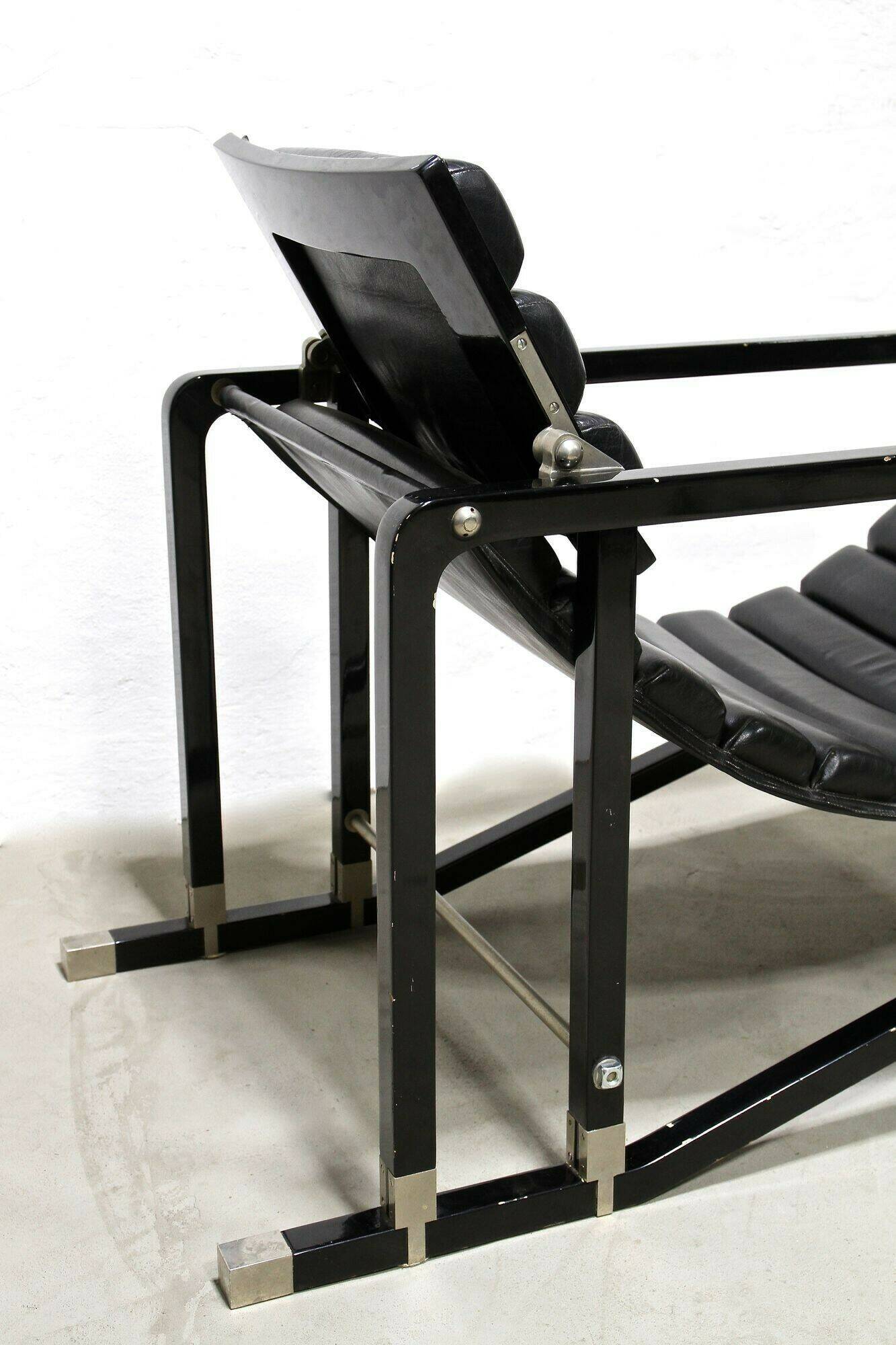 Black leather chaise longue, Eileen Gray design, 1927, France, circa 1975.