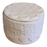 Boîte ronde en porcelaine biscuit motif floral et dentelle