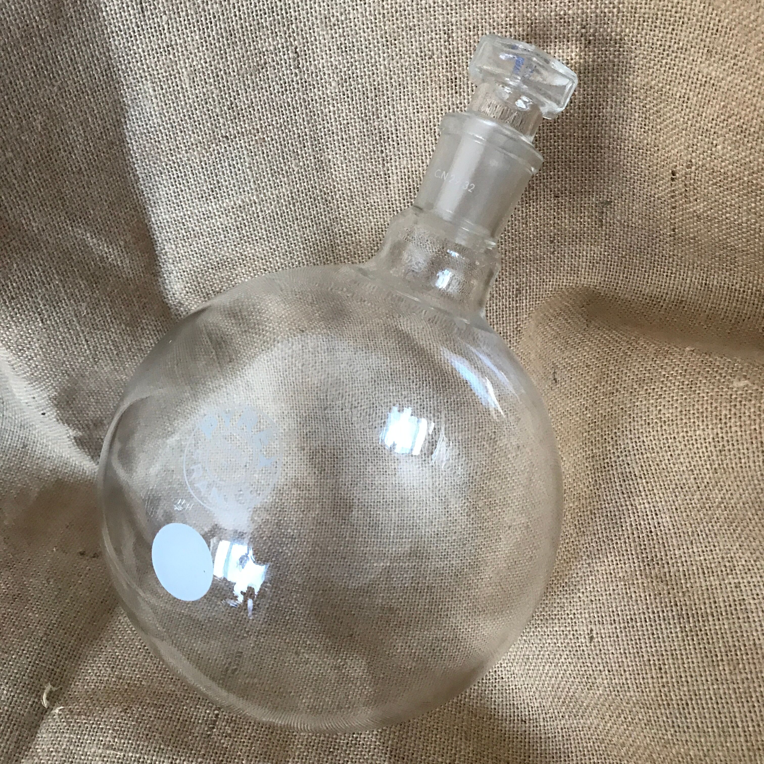 Laboratory glassware round carafe
