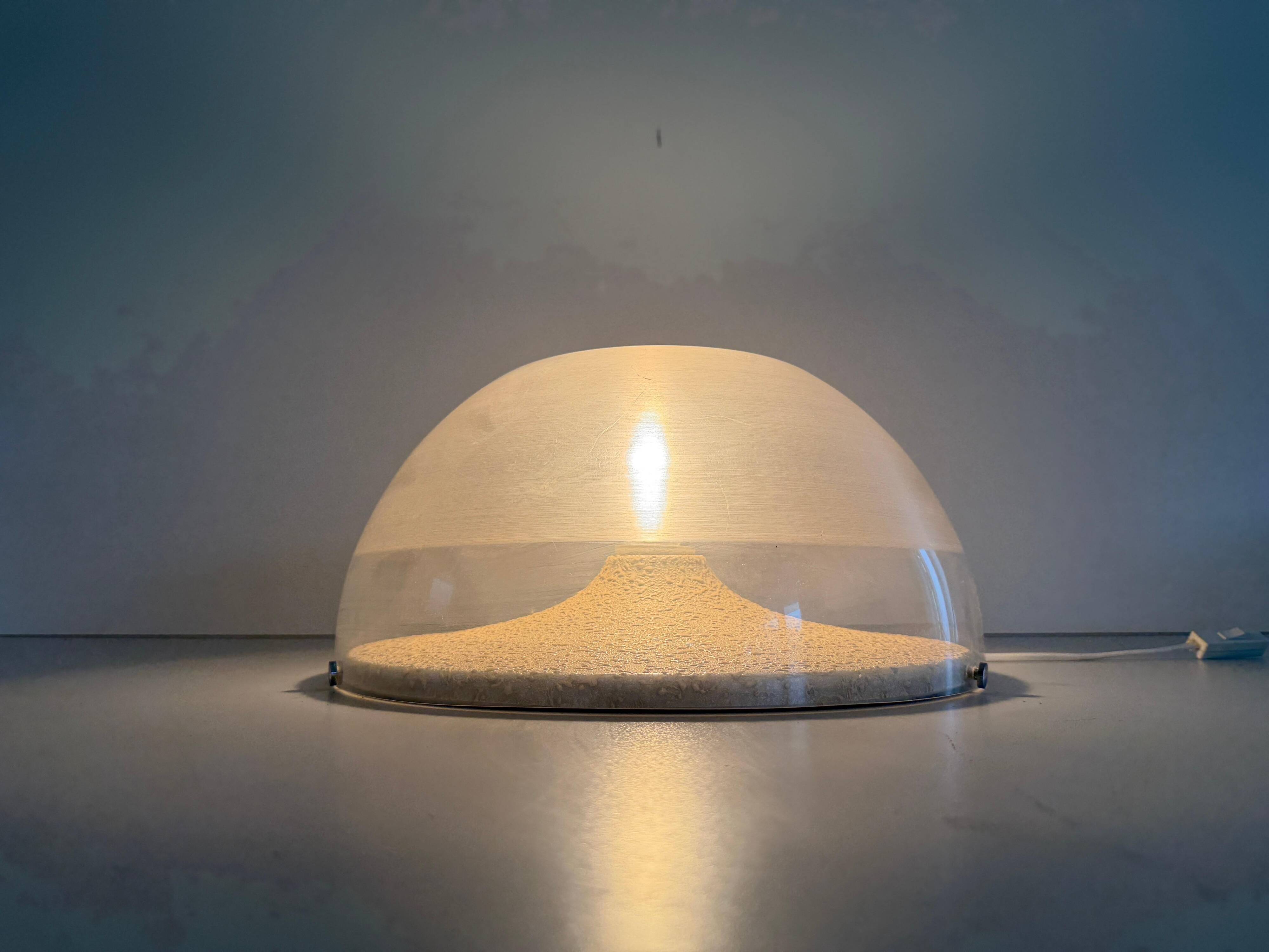 Lampe de table en métal semi-transparent et plexiglas par Harvey Guzzini, années 1960, Italie