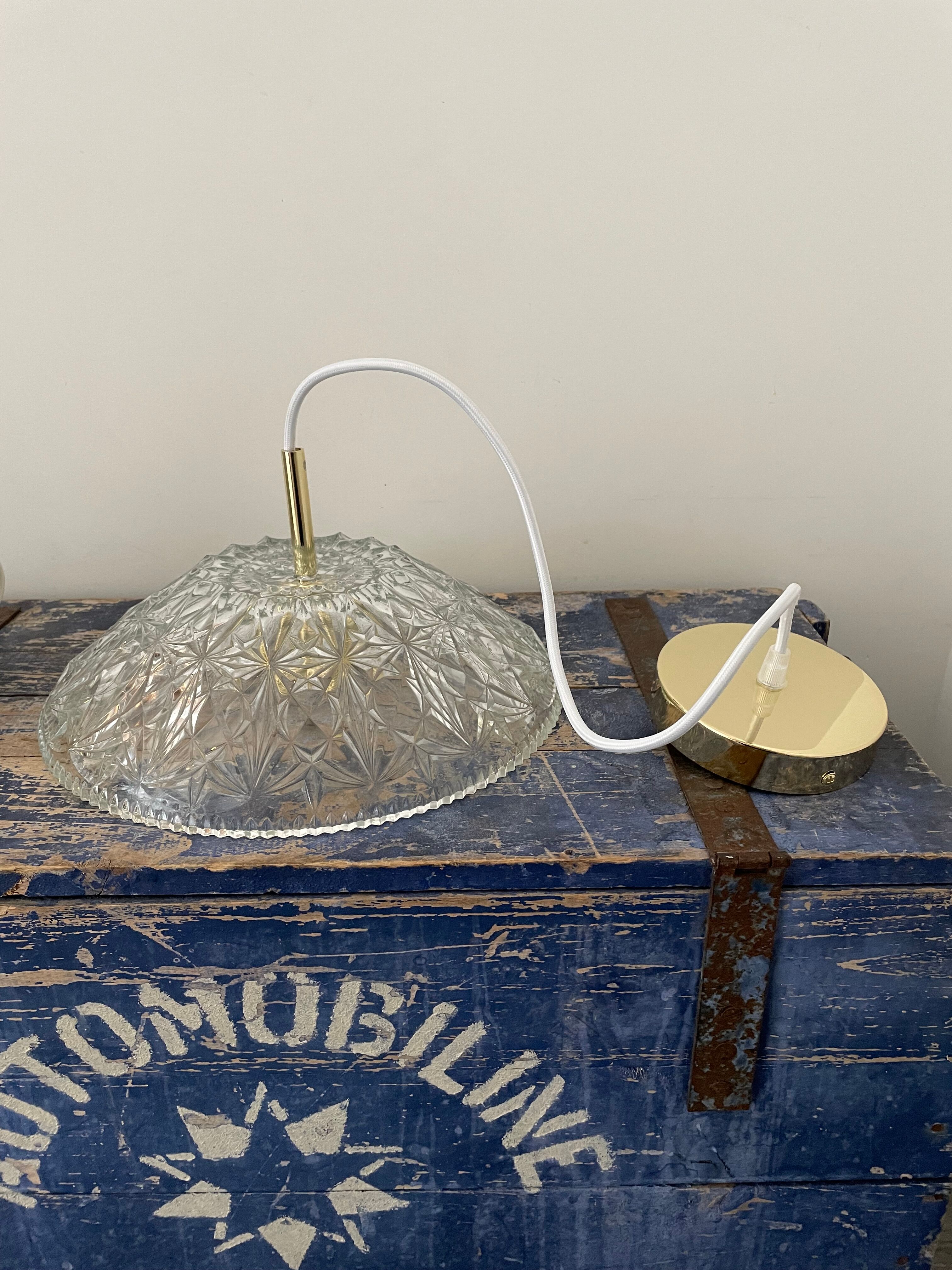 Vintage suspension in chiseled glass