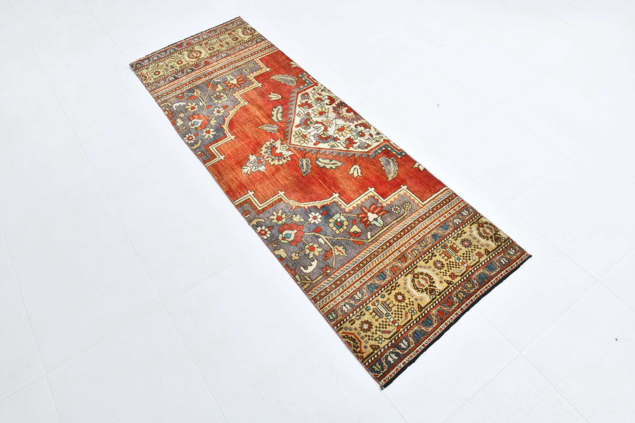 Tapis persan à motif oriental rouge et gris