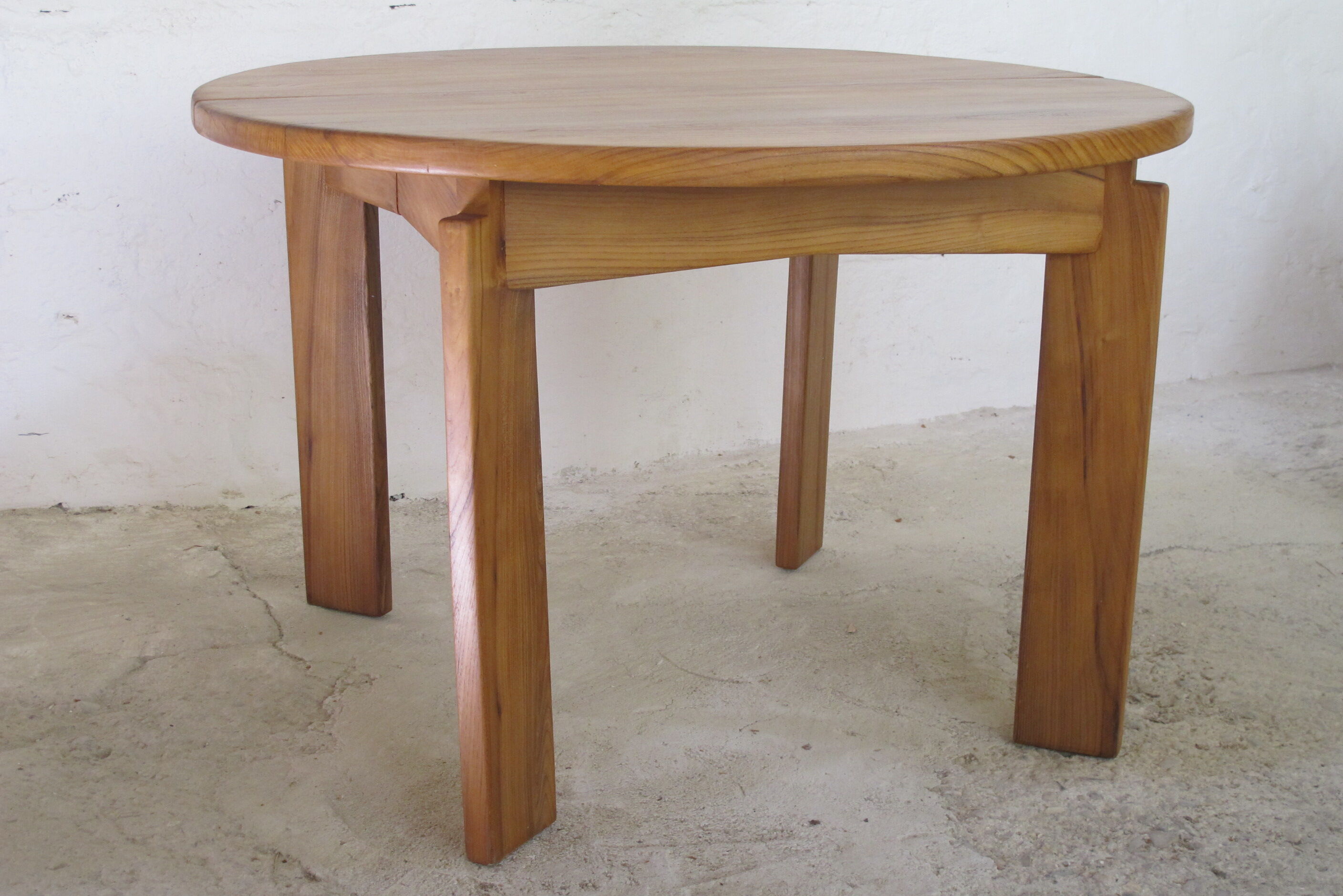 Round table in oiled solid elm House regain 1970