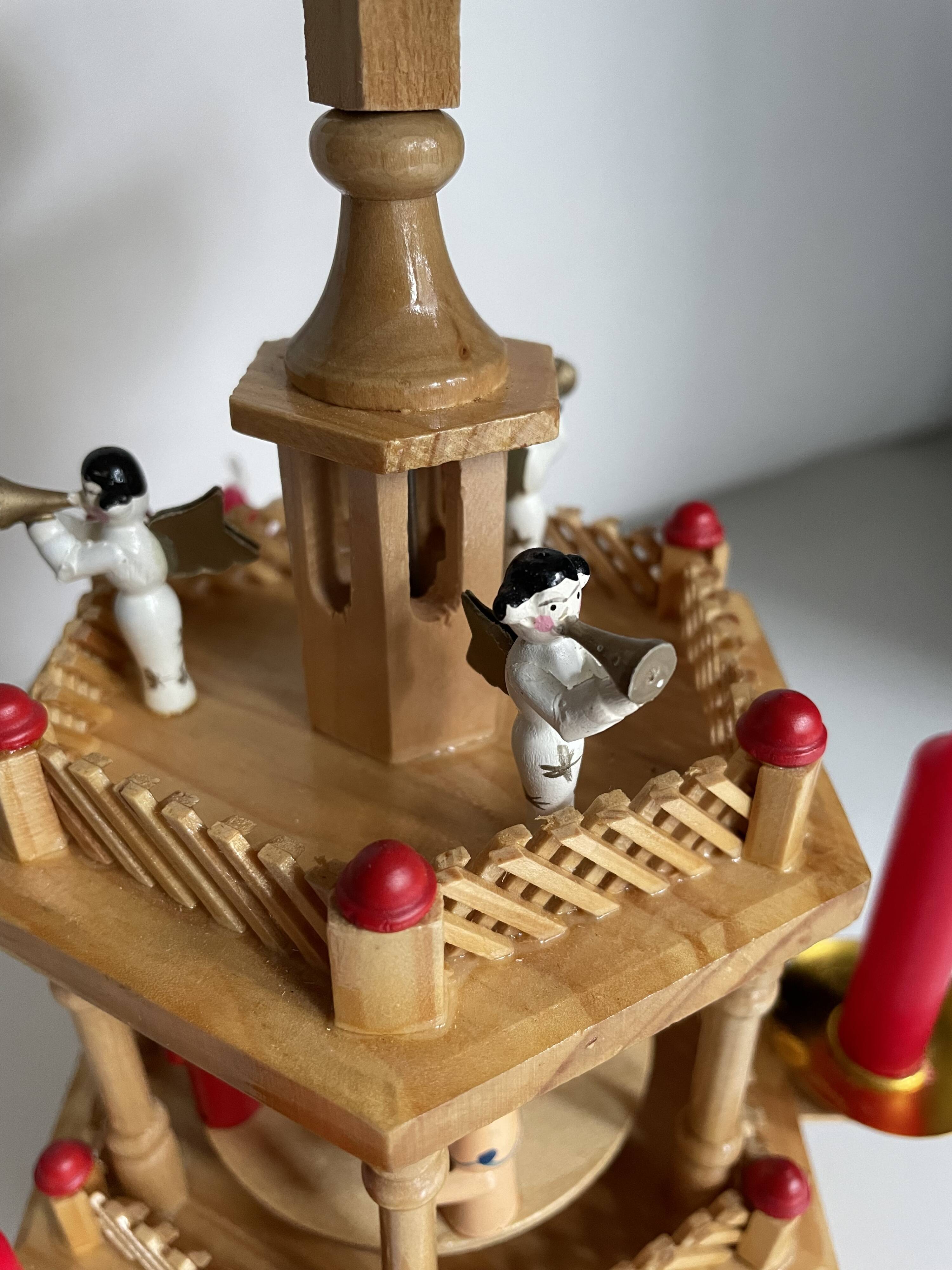 Pyramide carrousel de Noël en bois avec bougies