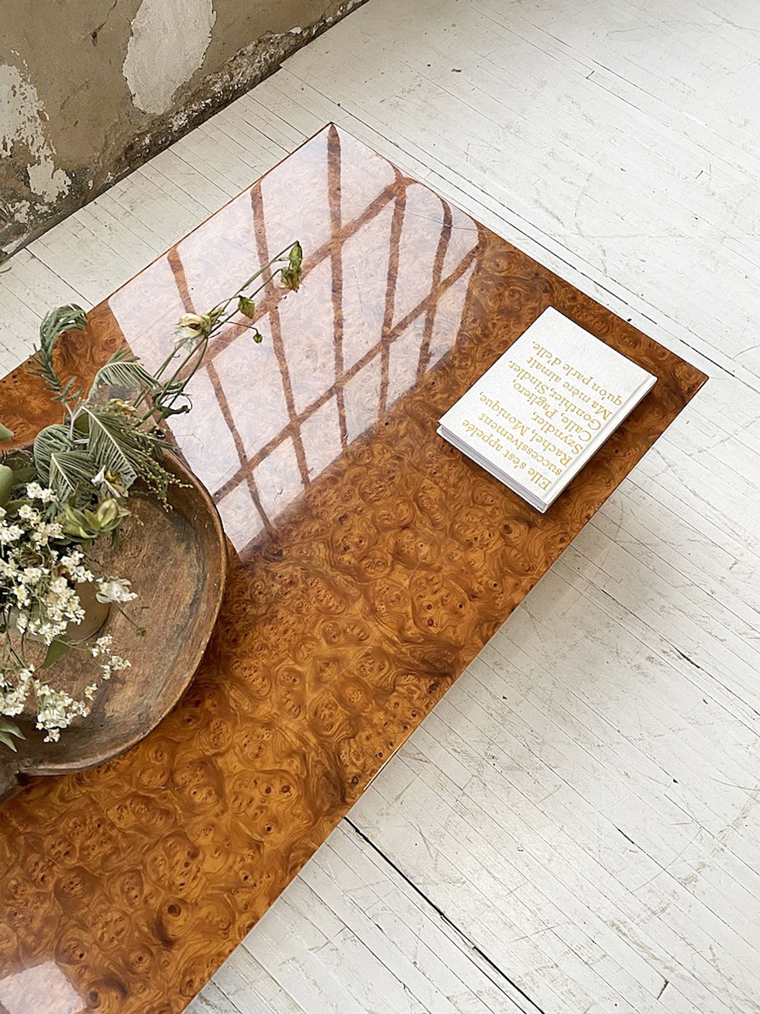 Table basse italienne laque loupe d’orme