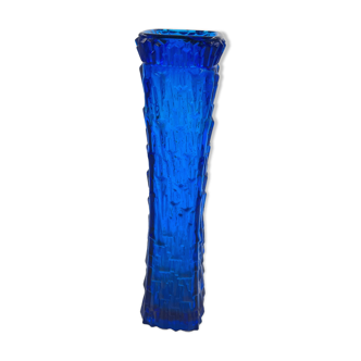 Vase en verre bleu avec relief