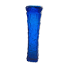 Vase en verre bleu avec relief