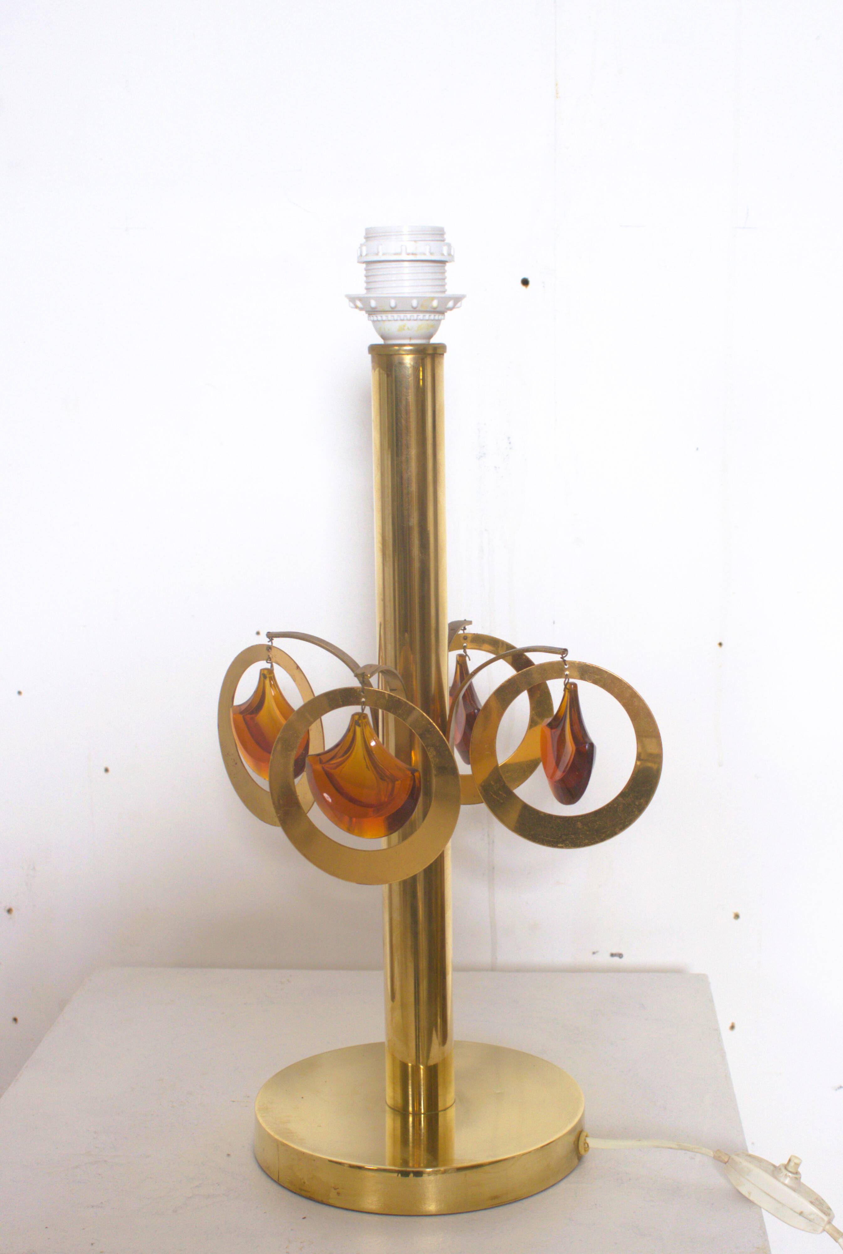 Lampe de table en laiton avec ornements en verre couleur ambre ca  1970