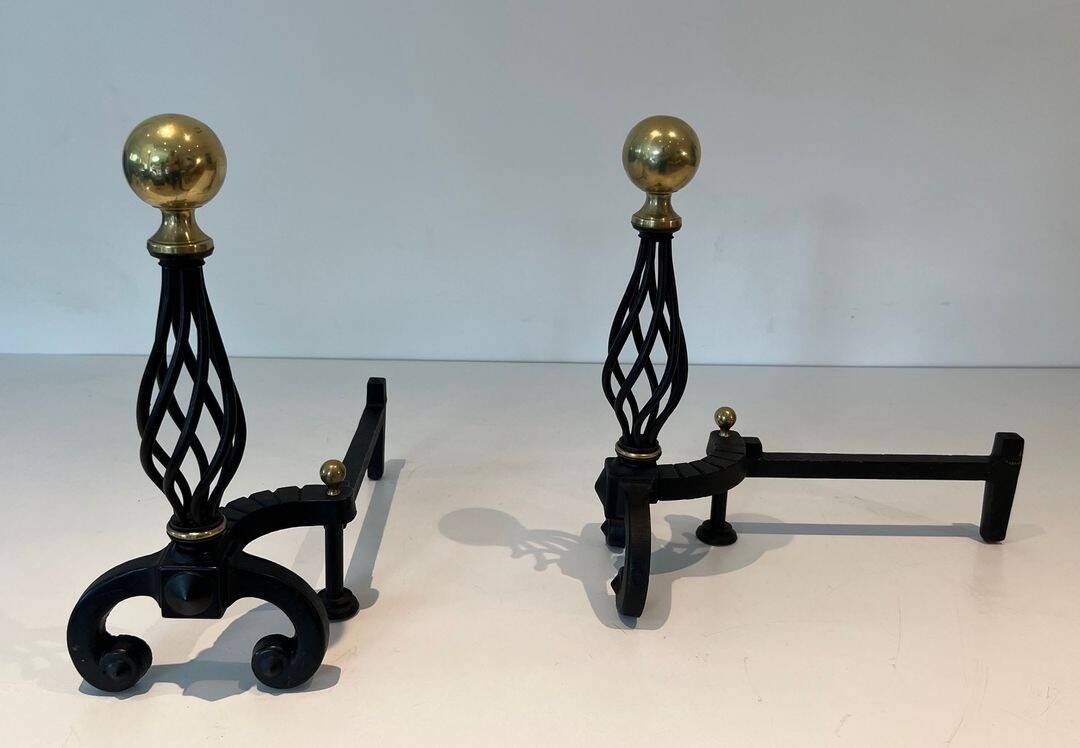 Paire de Chenets en Fer Forgé à Montants en Cage Torsadée et Boules de Lait