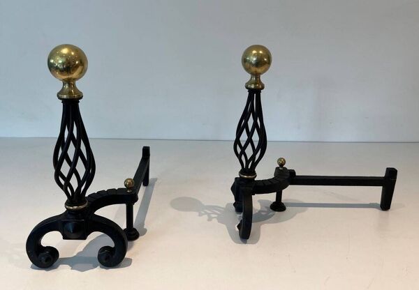 Paire de Chenets en Fer Forgé à Montants en Cage Torsadée et Boules de Lait
