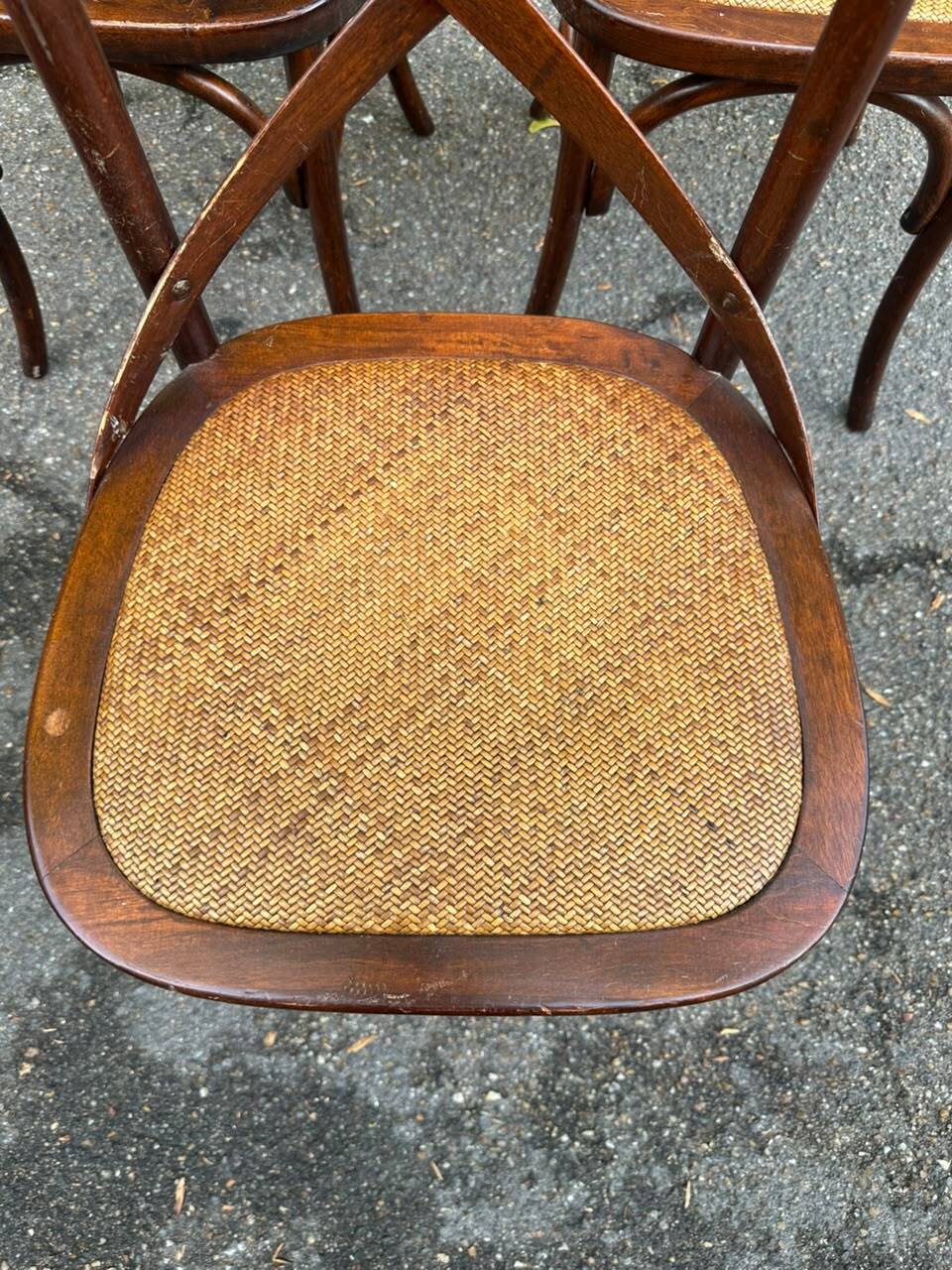 4 bistro chairs with curved wooden backs and cross braces / Crossback