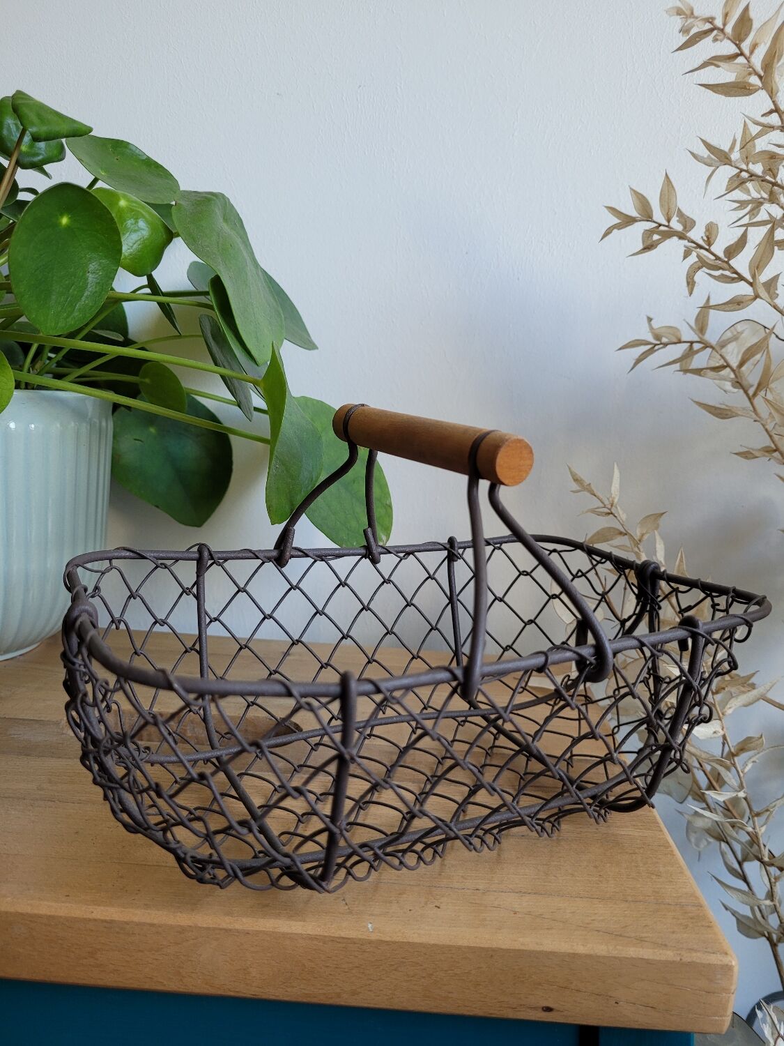 Basket wire handle wood