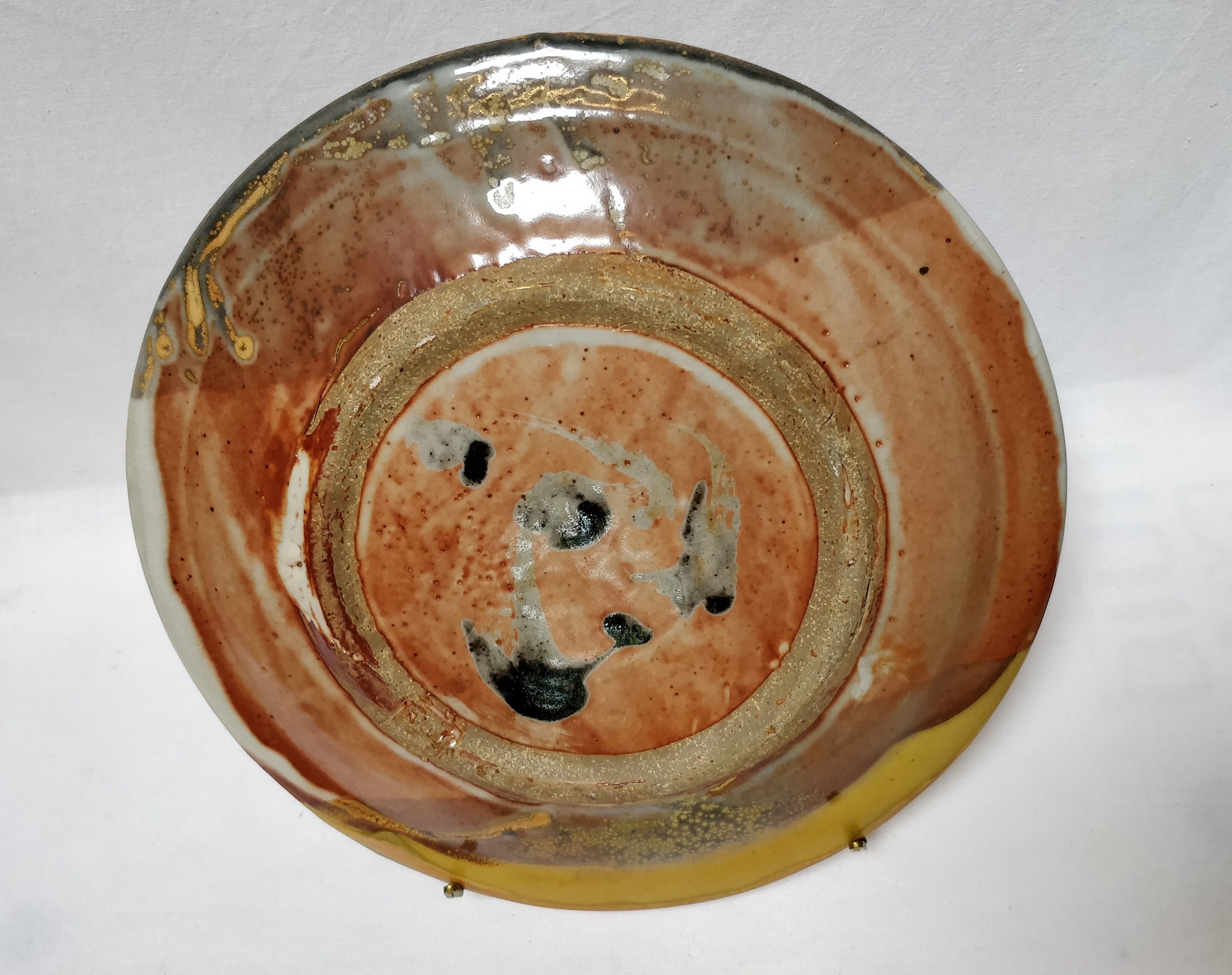 Assiette contemporaine en grès émaillée
