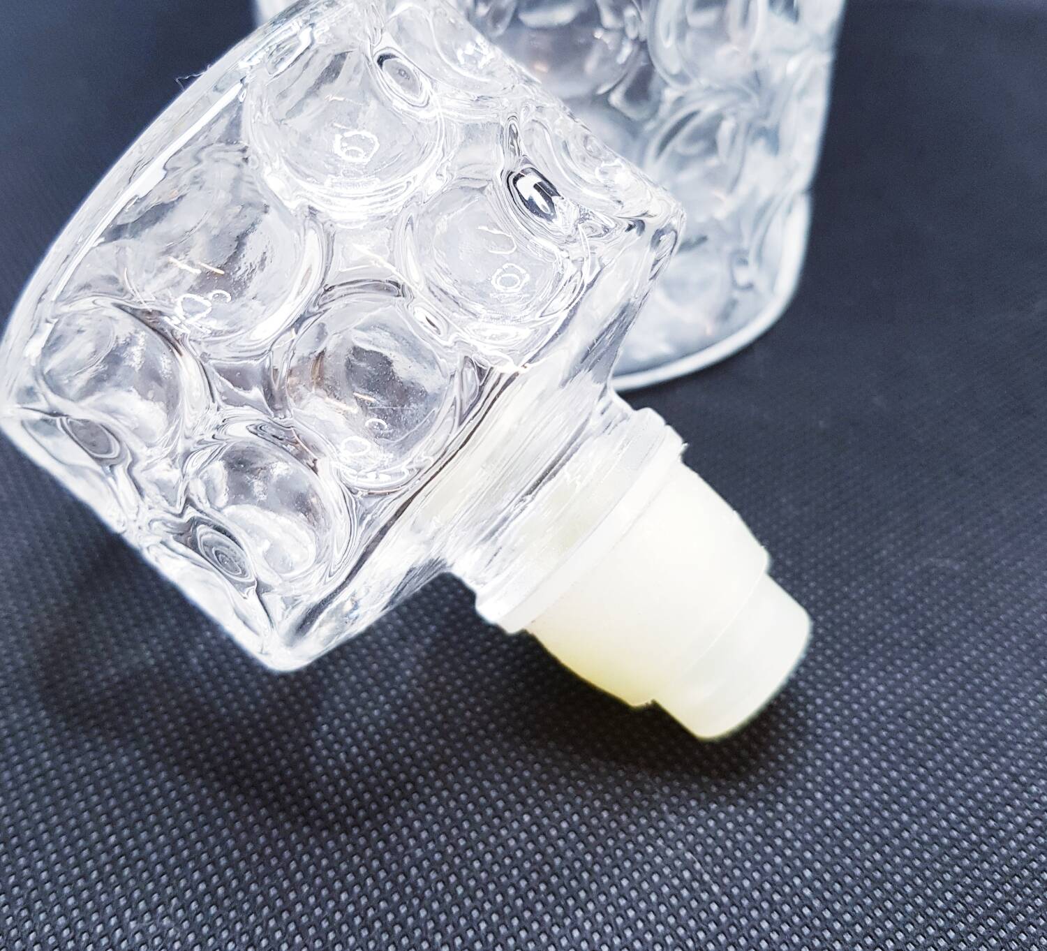 Carafe sphérique en verre taillé