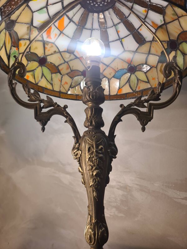lampe bronze rocaille ancien 19e  avec jolie abat jour verre souder plomb s