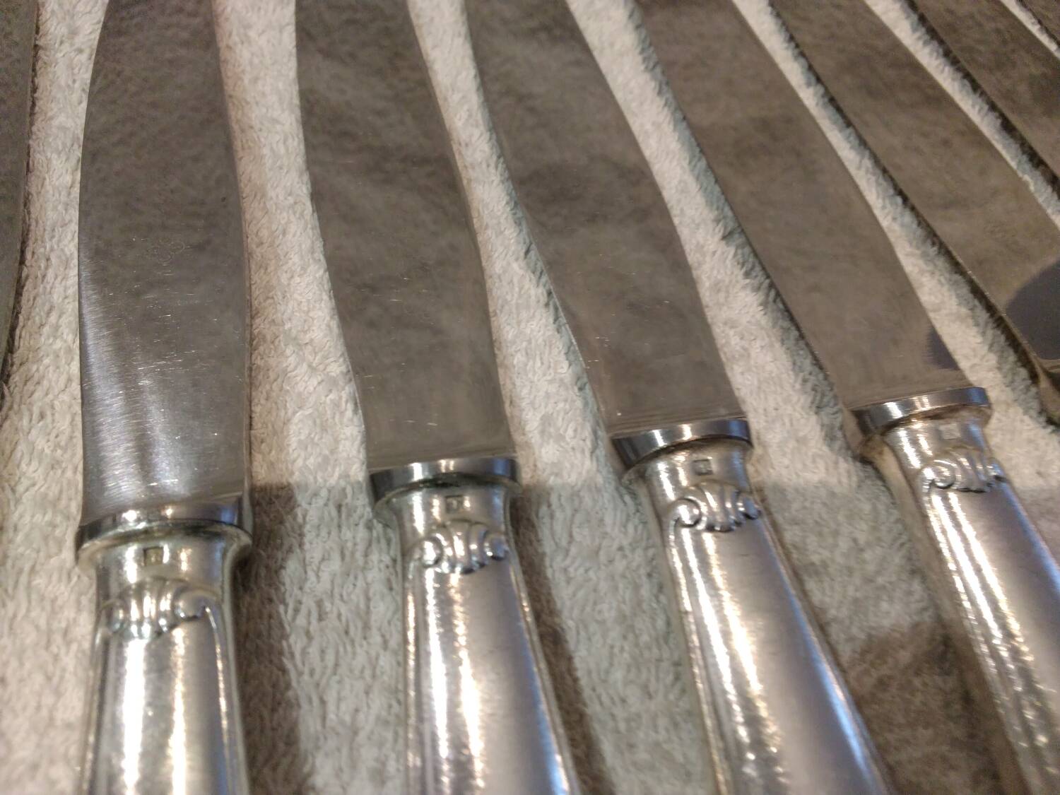 12 silver-plated table knives by Christofle Vendôme, 24.5cm