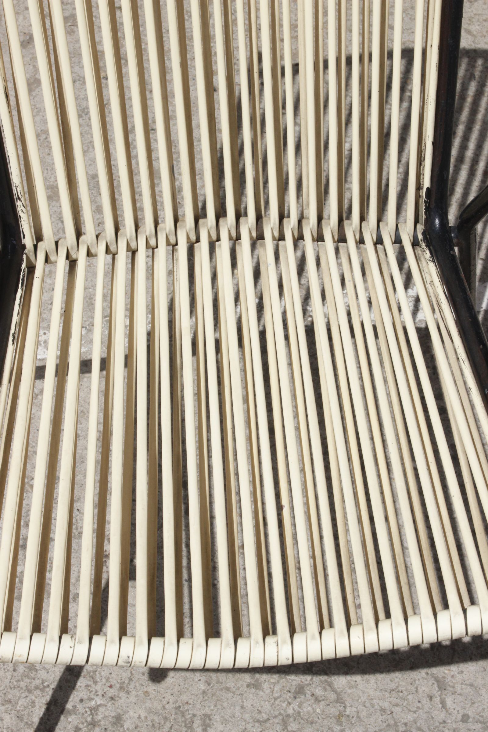 Fauteuil fer forgé, laiton & scoubidou, France 1950s