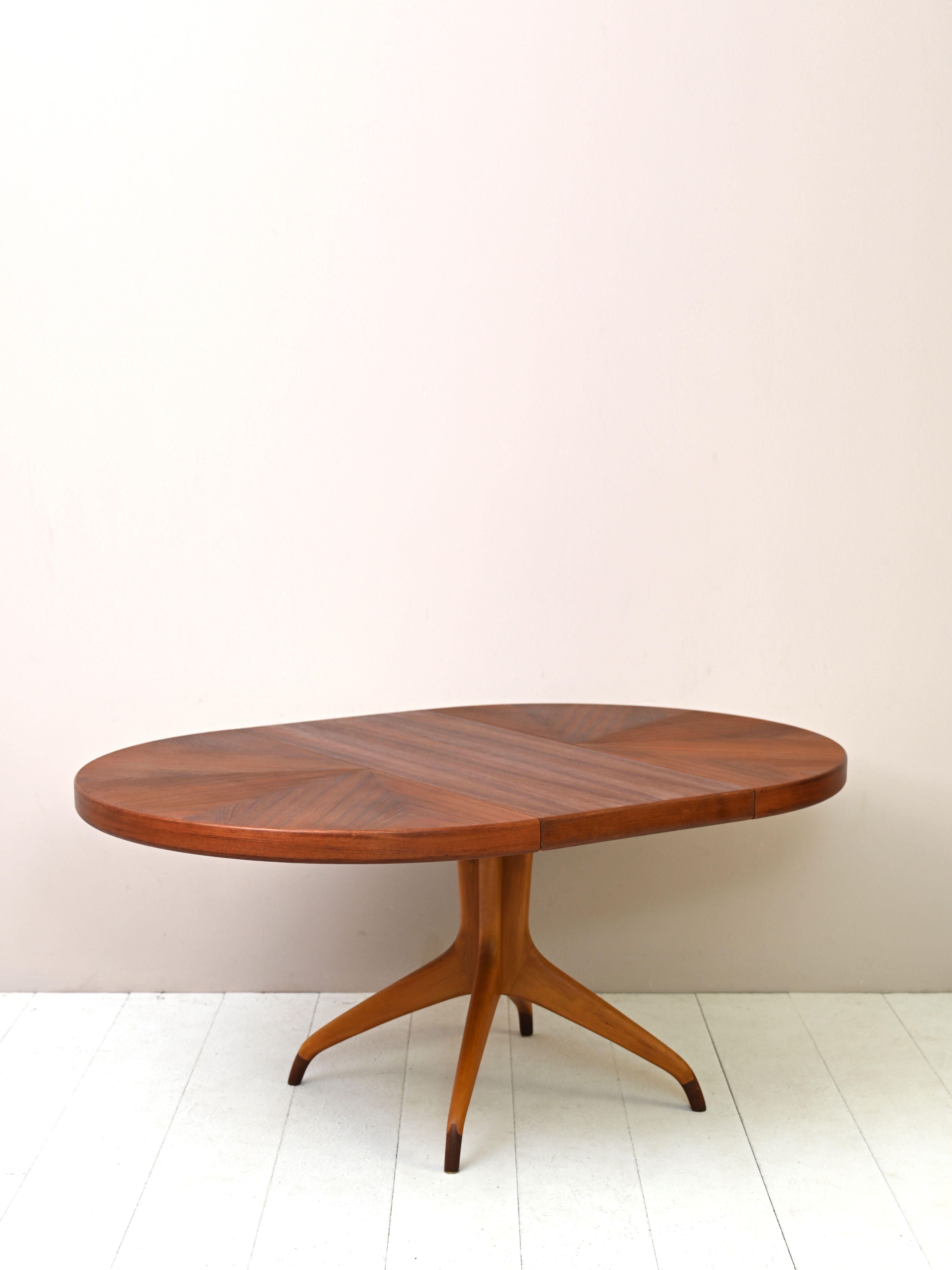 Scandinavian extending table by David Rosen