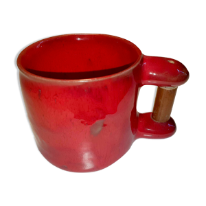 Mug rouge avec anse en bois signé