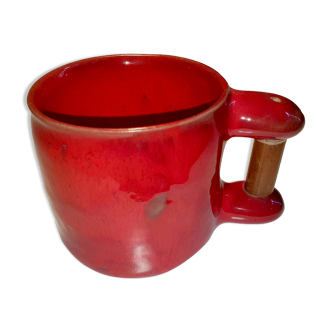Mug rouge avec anse en bois signé R.J. Cloutier