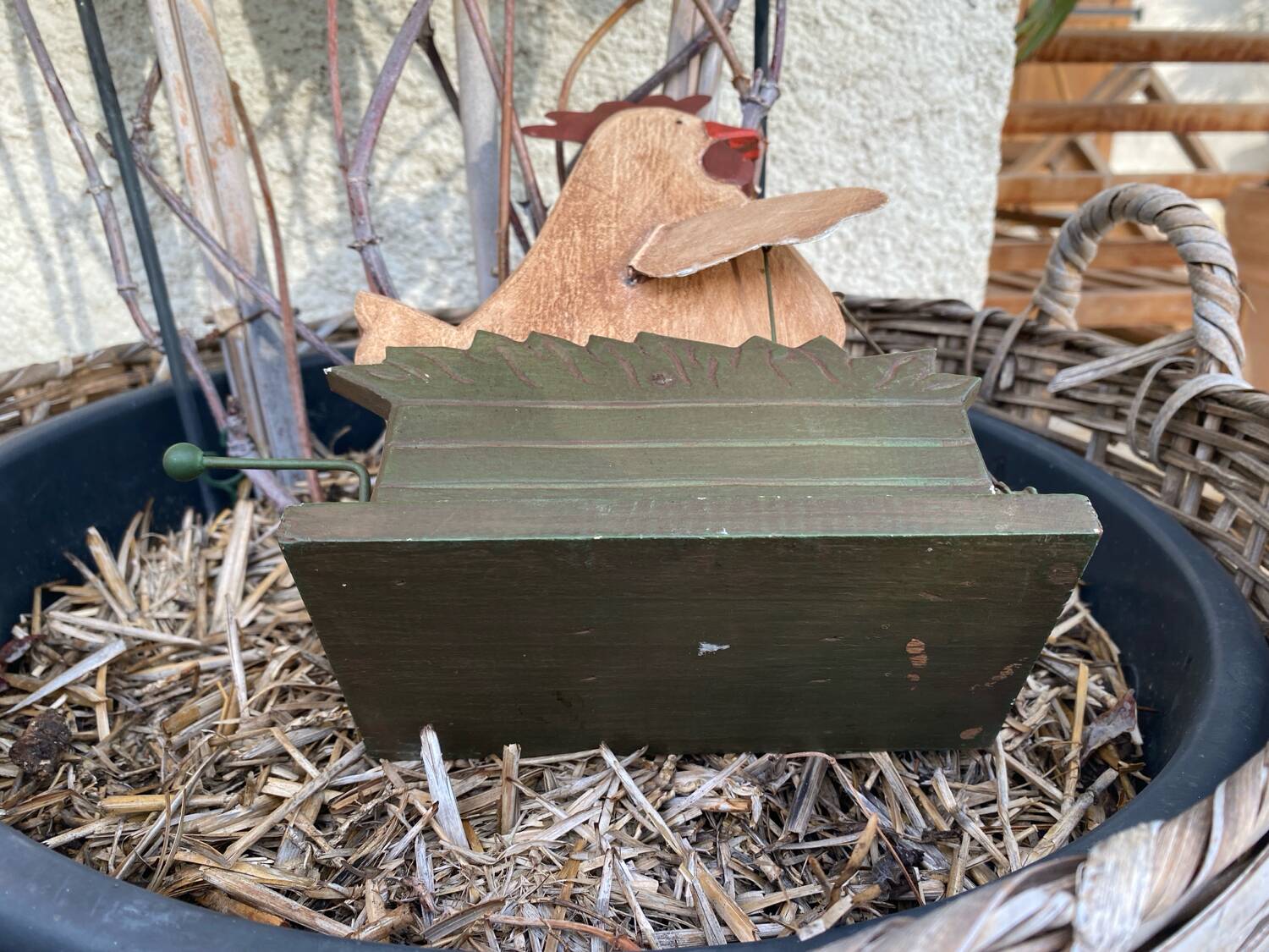 Mechanical wooden hen