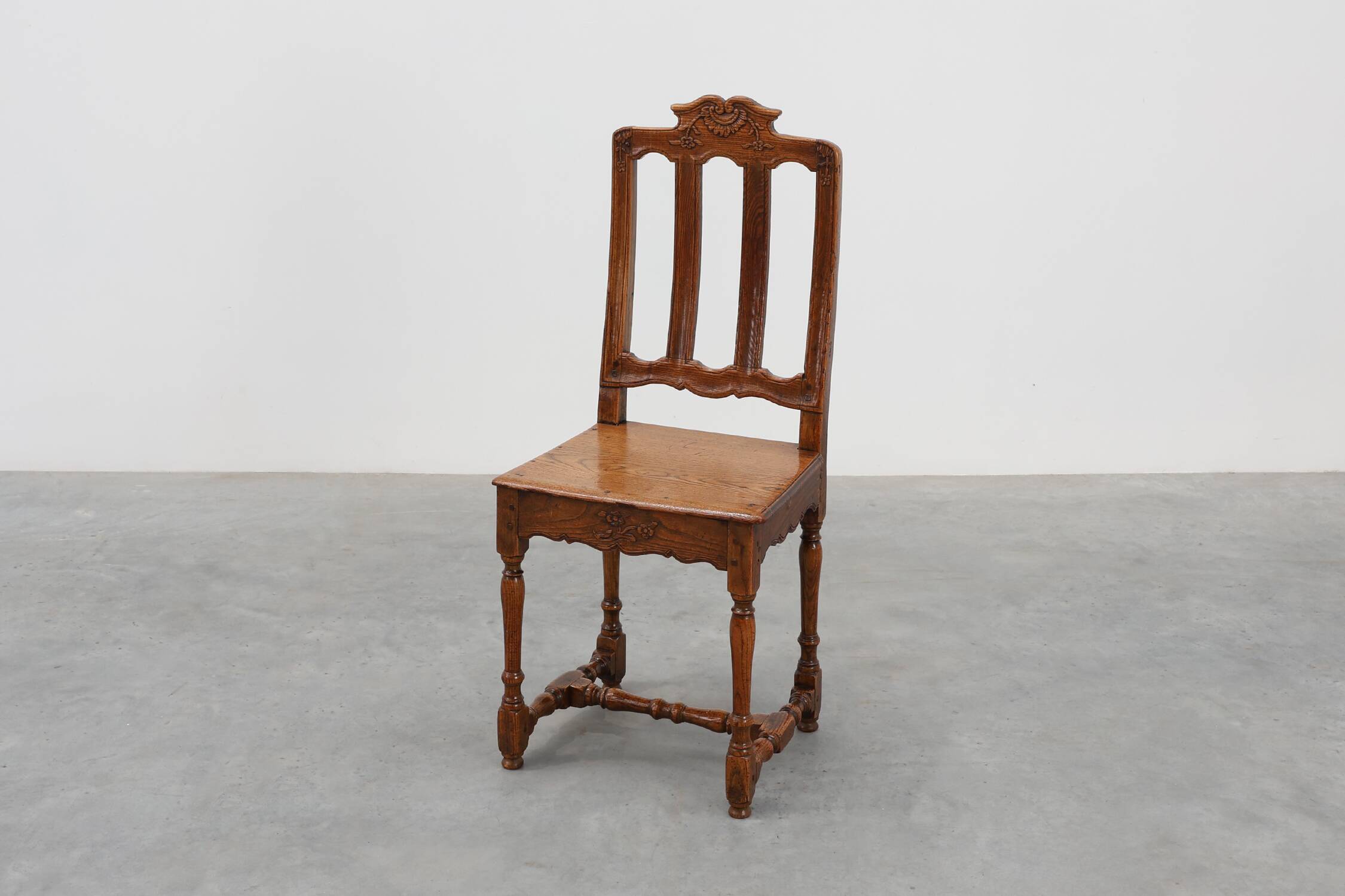 Chaise d'appoint en chêne sculpté, France, XVIIIe siècle