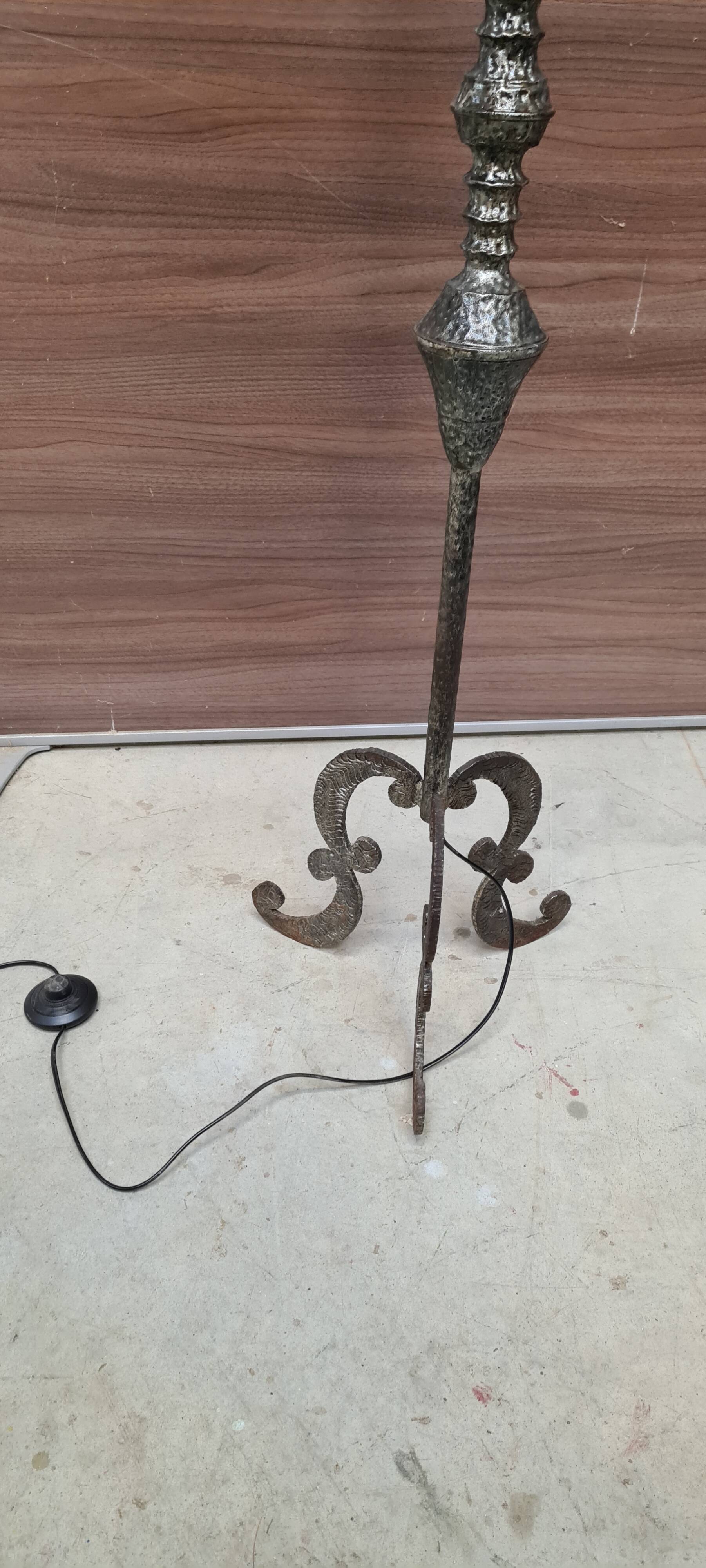 Hammered and patinated steel floor lamp, art deco style, 160cmx30 opaque pink glass and molded glass