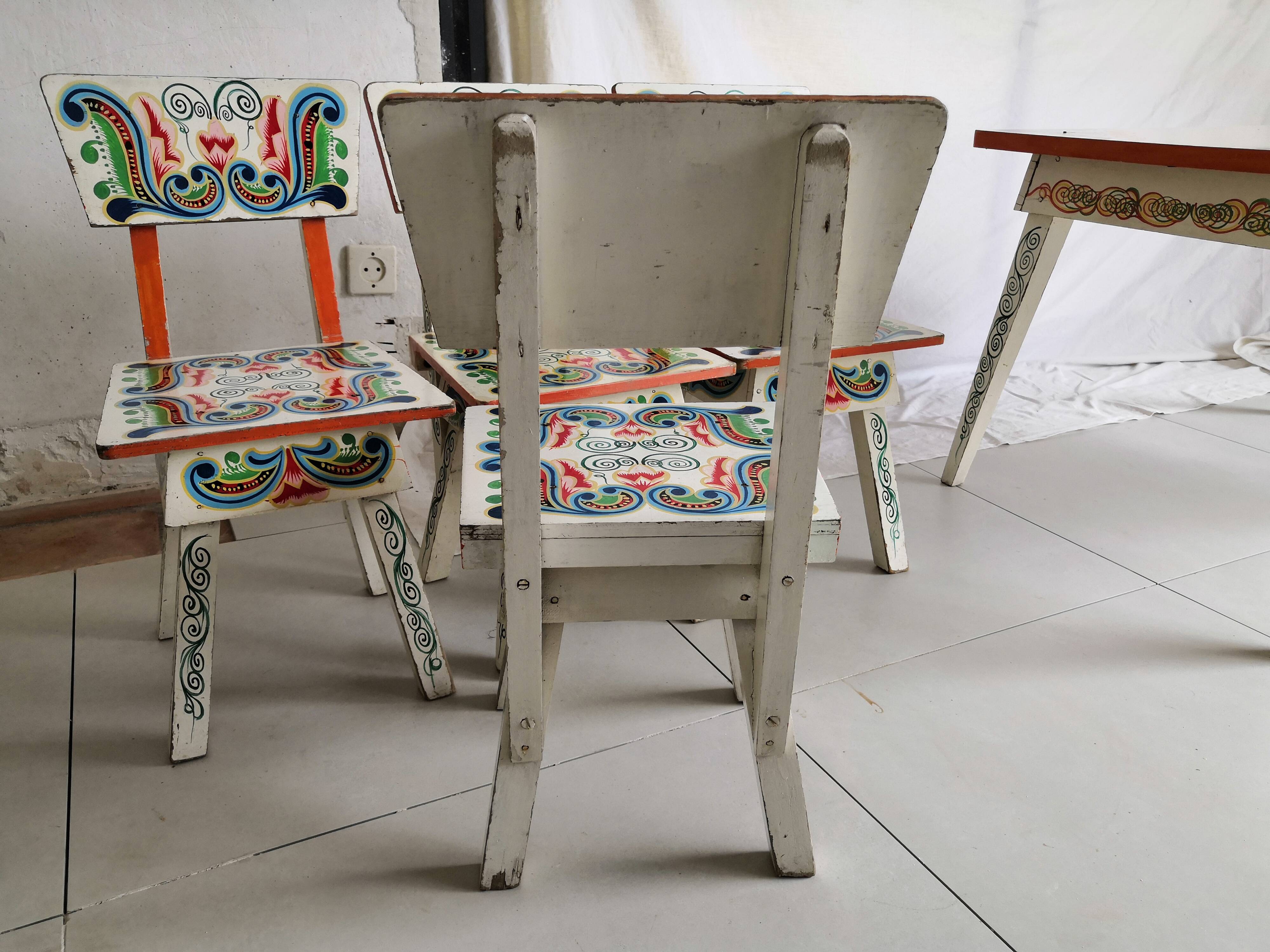 Table lounge - 4 ethnic vintage children's chairs