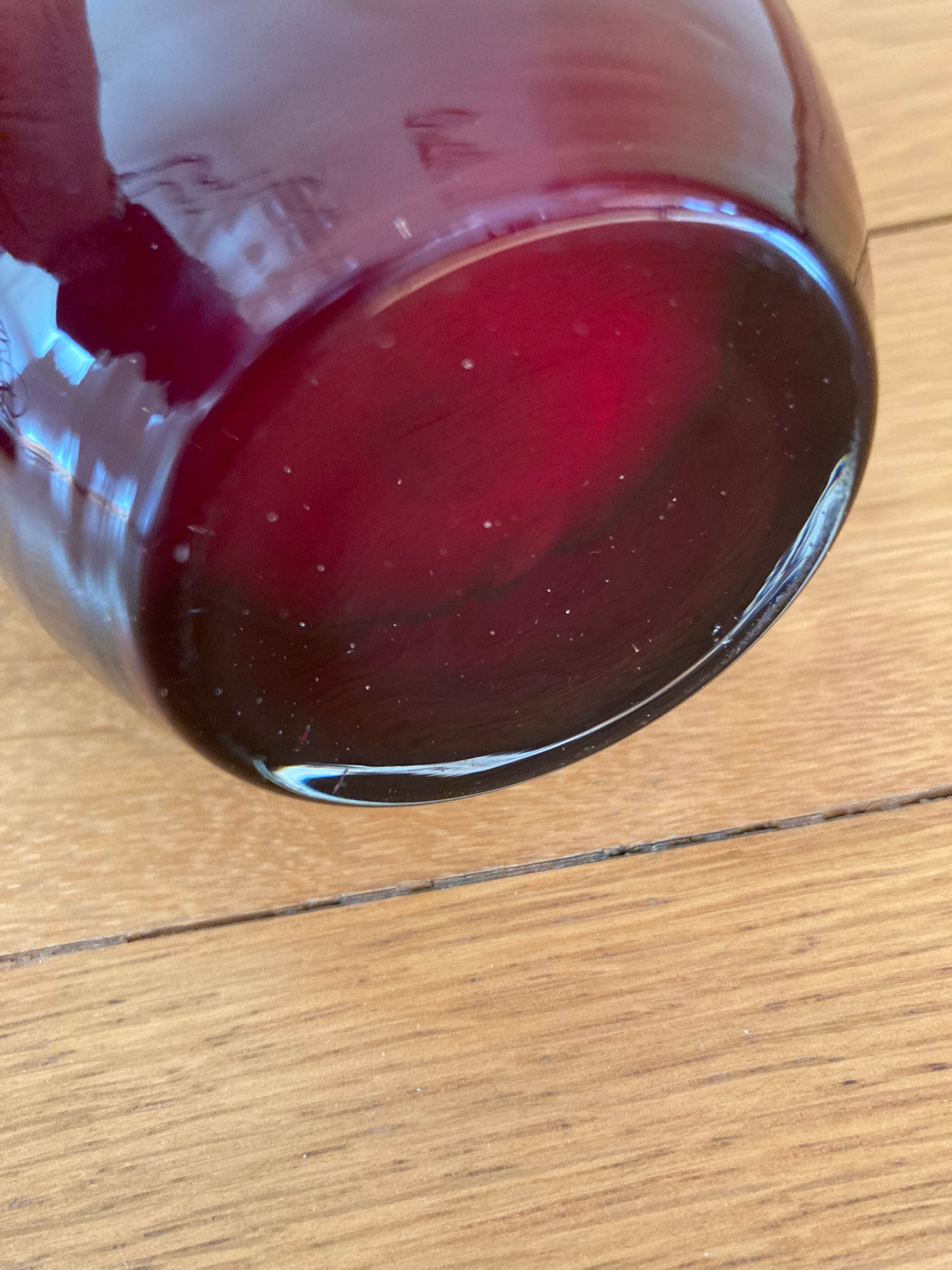 Vase scandinave verre rouge Sweden Seda
