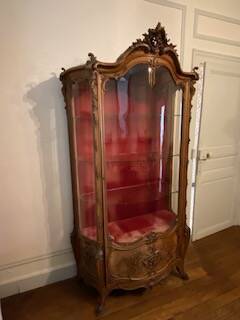Large wooden display cabinet in Louis XV/rococo style with a strongly curved front.