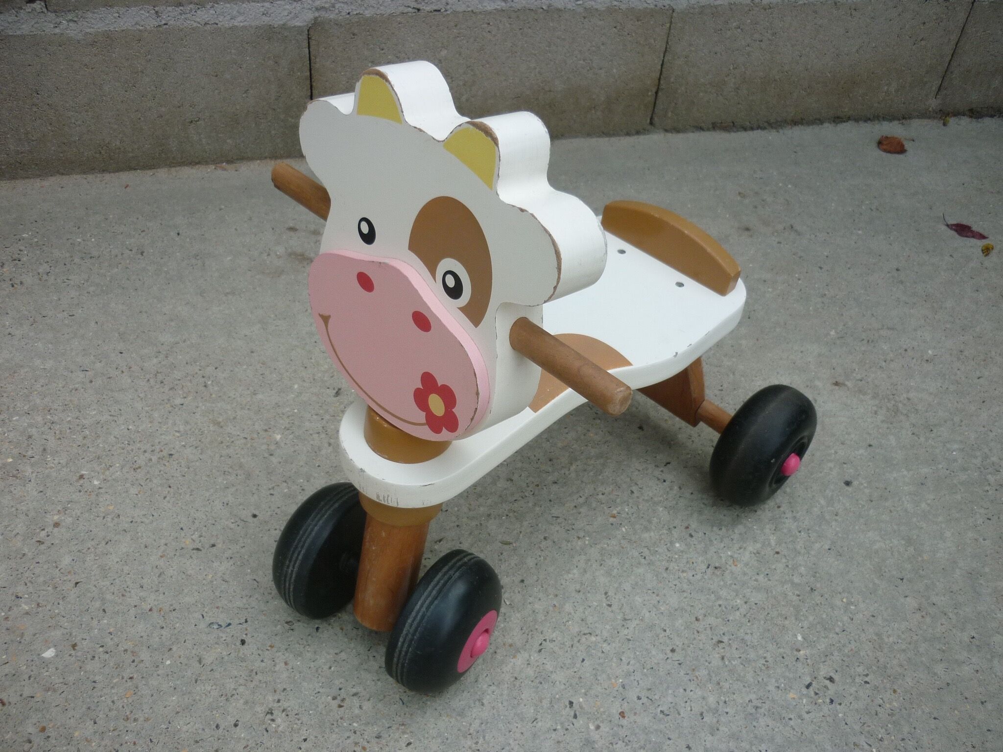 Wooden trotter carrier cow