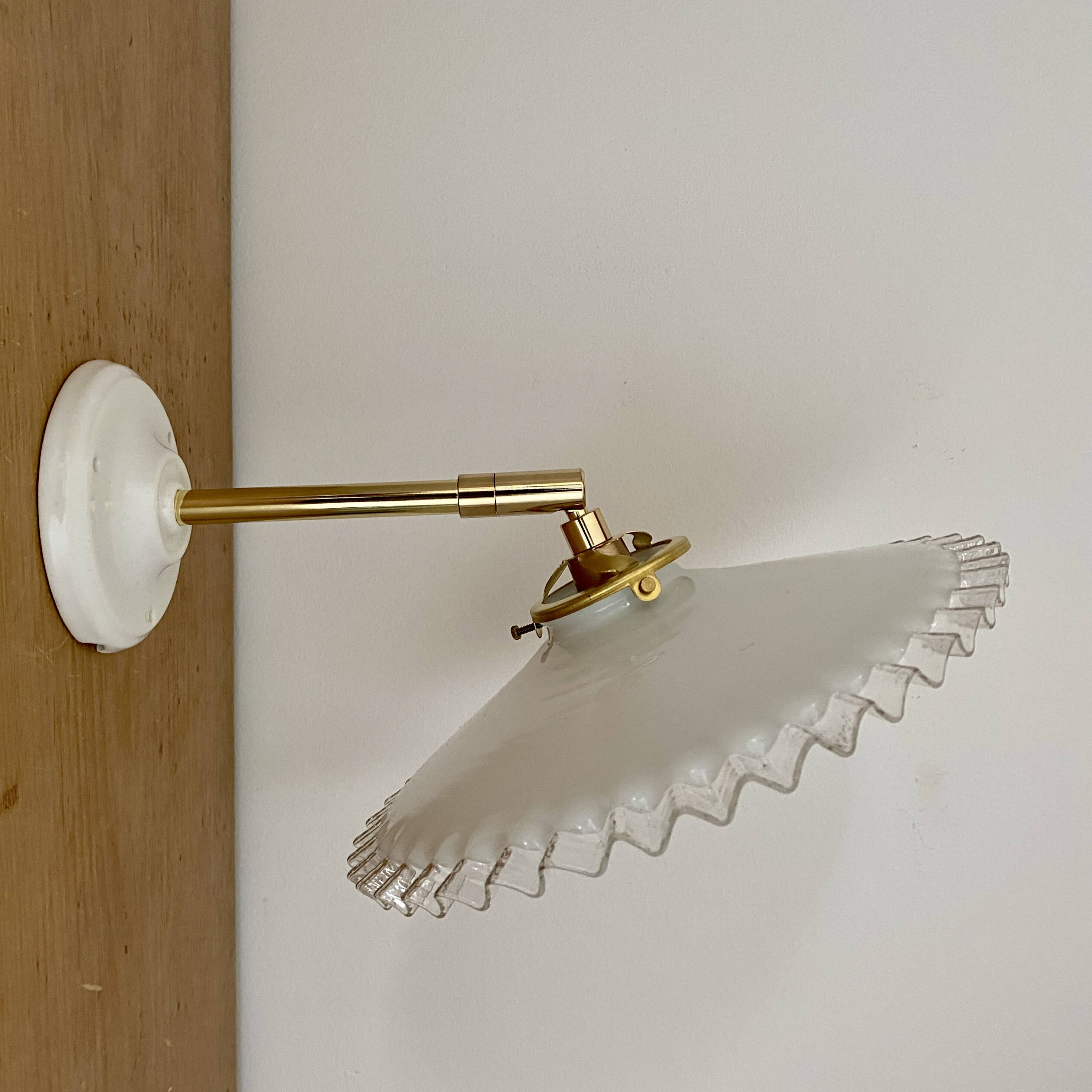 Applique abat-jour vintage en opaline blanche
