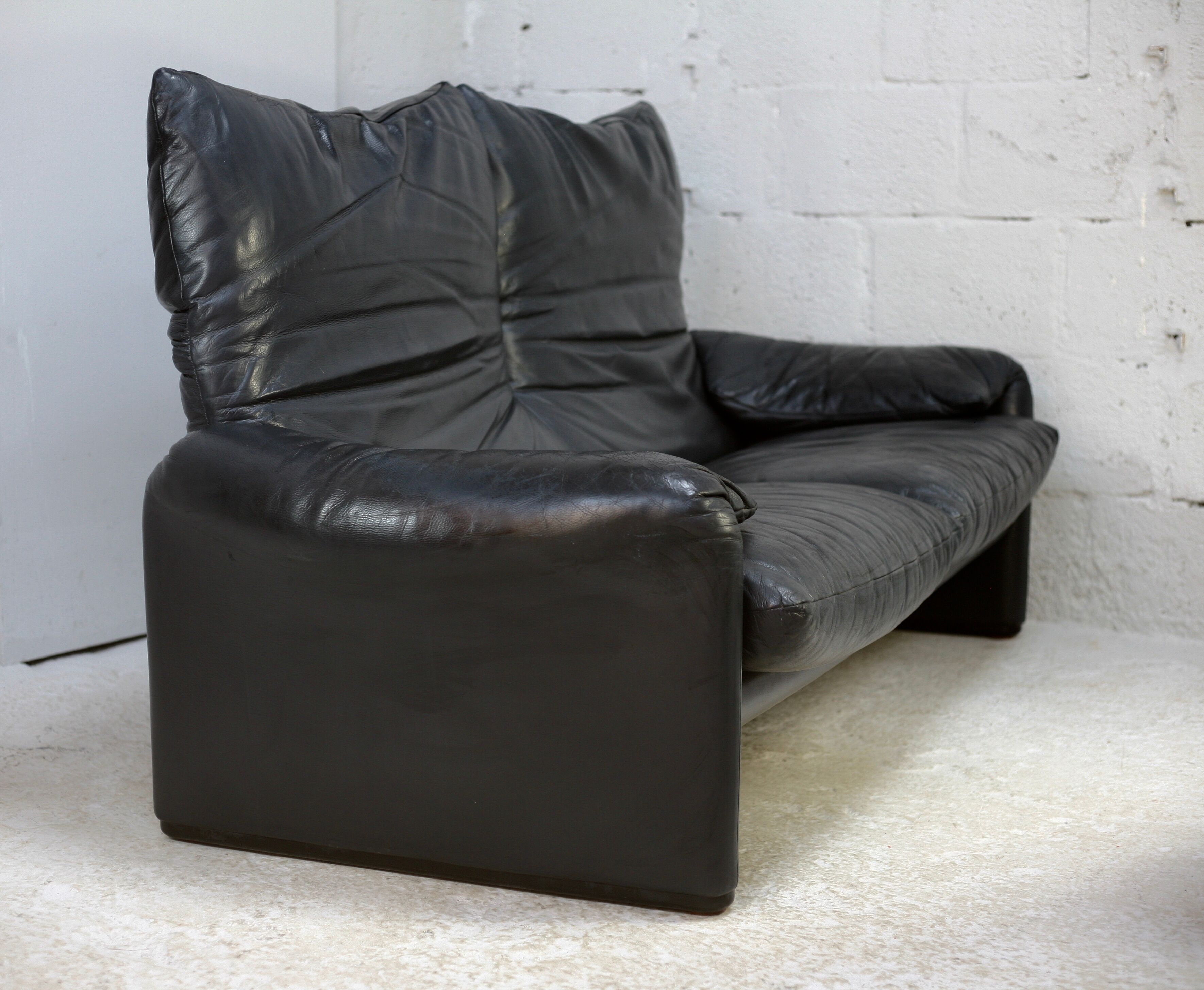 Sofa by Vico Magistretti, Cassina, Maralunga model. Italy, circa 1975. Navy blue leather