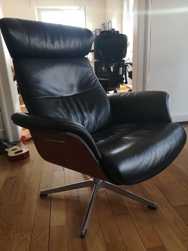 fauteuils Et 2 Repose Pieds Time Out Assise cuir Noir Coque Noyer