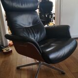 Fauteuils et 2 repose pieds time out assise cuir noir coque noyer