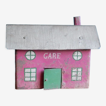 Hand-painted metal station toy