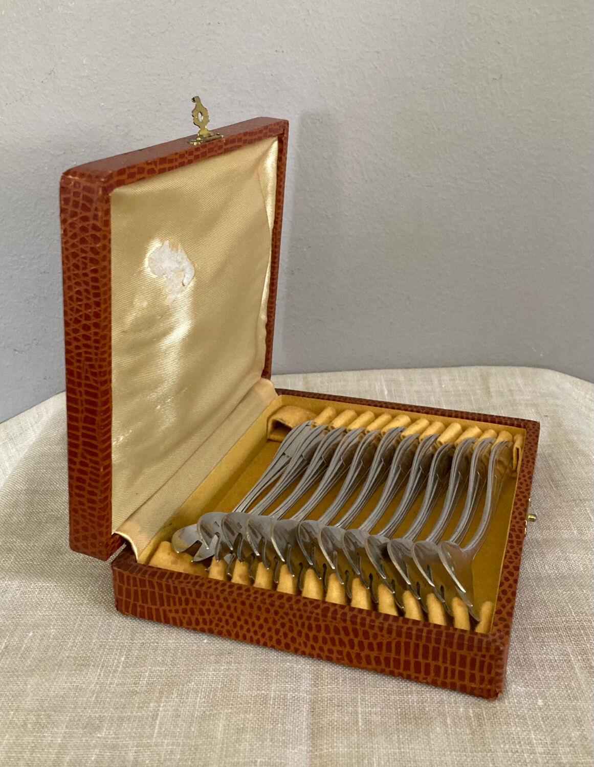 Art Deco oyster forks in punched silver metal, leatherette box