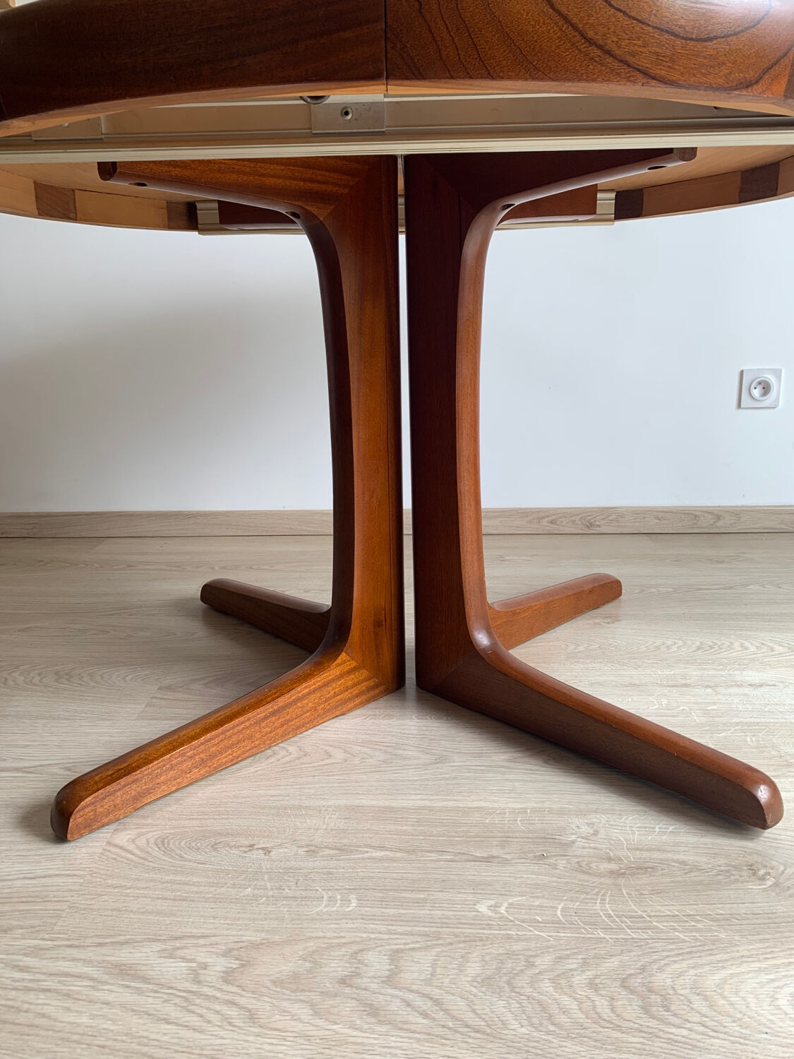 Vintage round table edited by Baumann