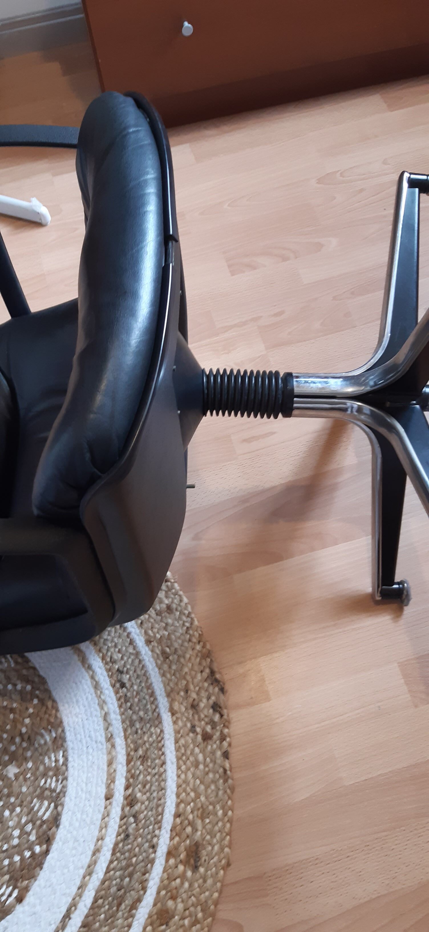 Sedinternational black leather swivel armchair