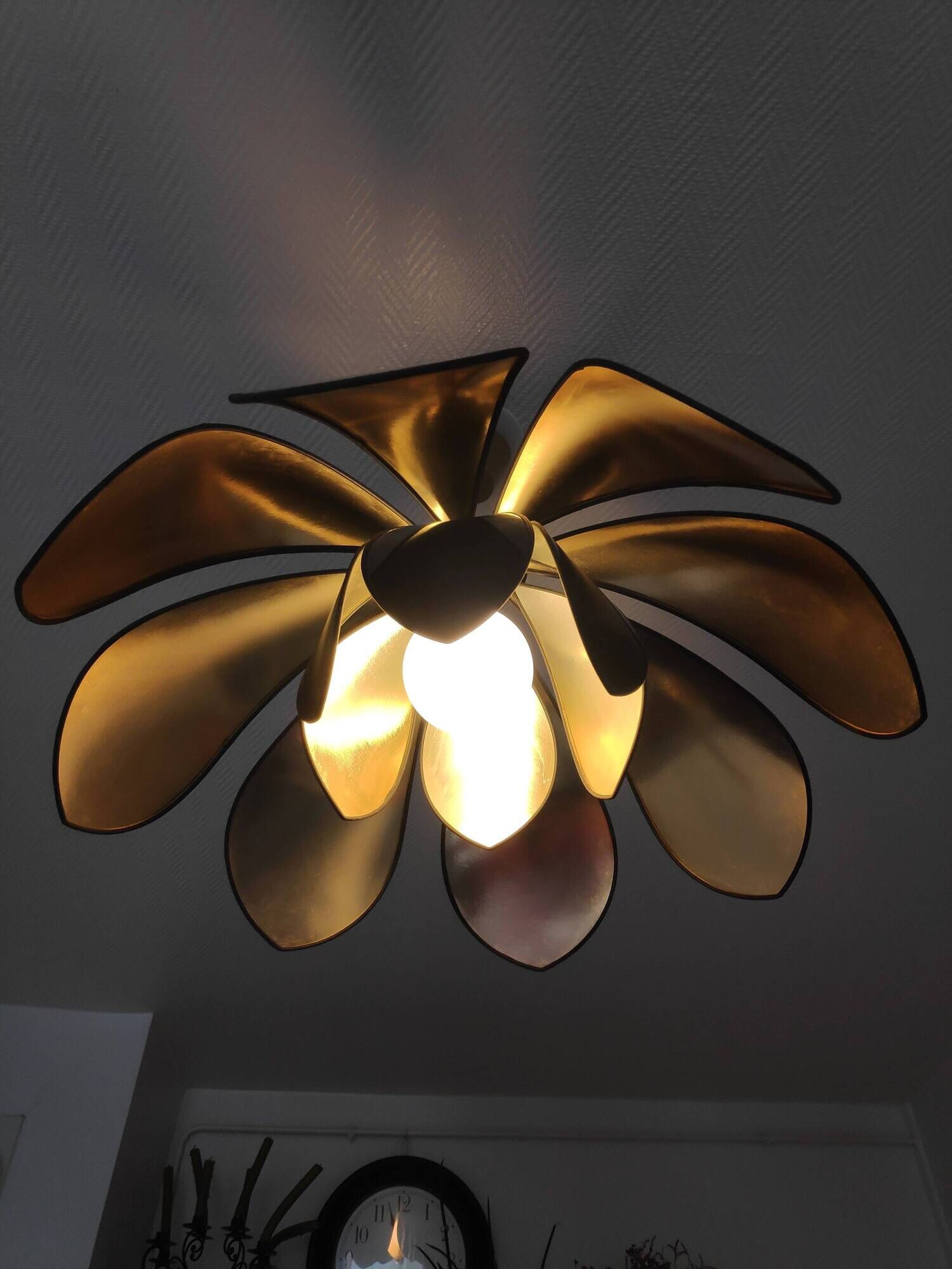 Suspension XXL fleur de lotus de Robert Schuytener noir et or