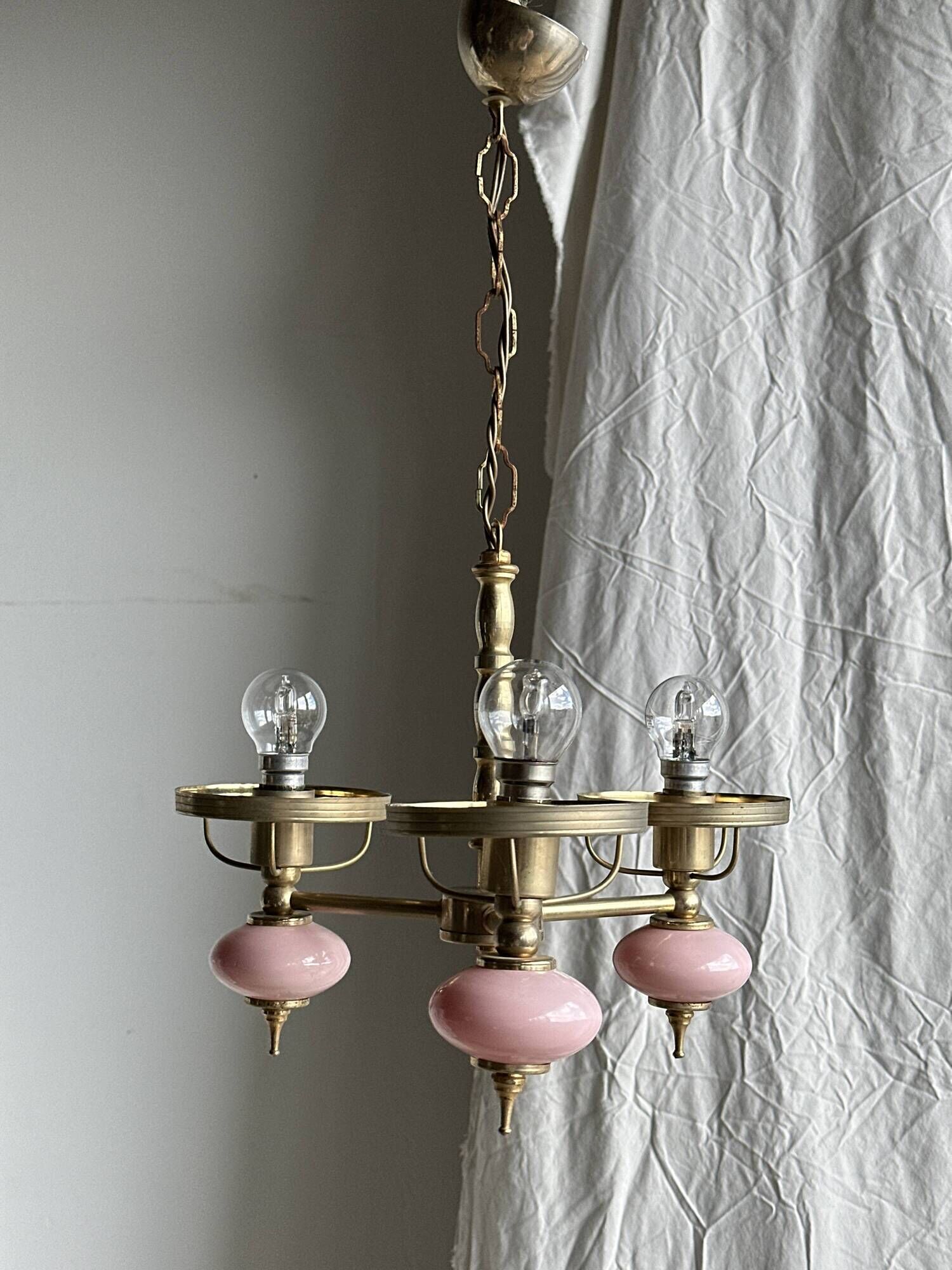 Petit lustre rose et doré à 3 bras de lumières