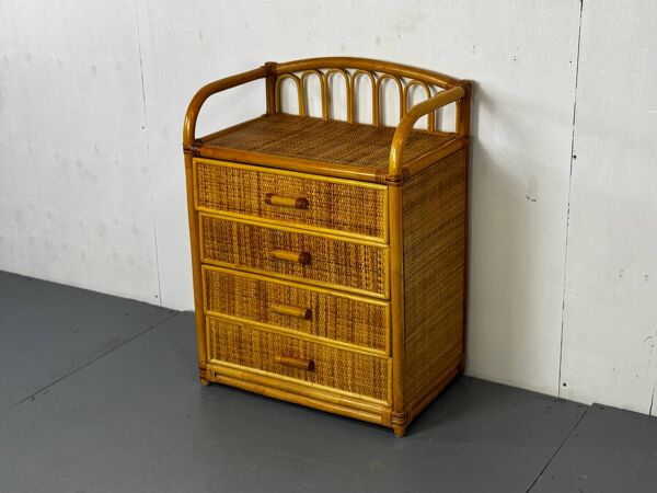 Table de chevet en rotin et bambou vintage des années 60, commode de style mid-century.