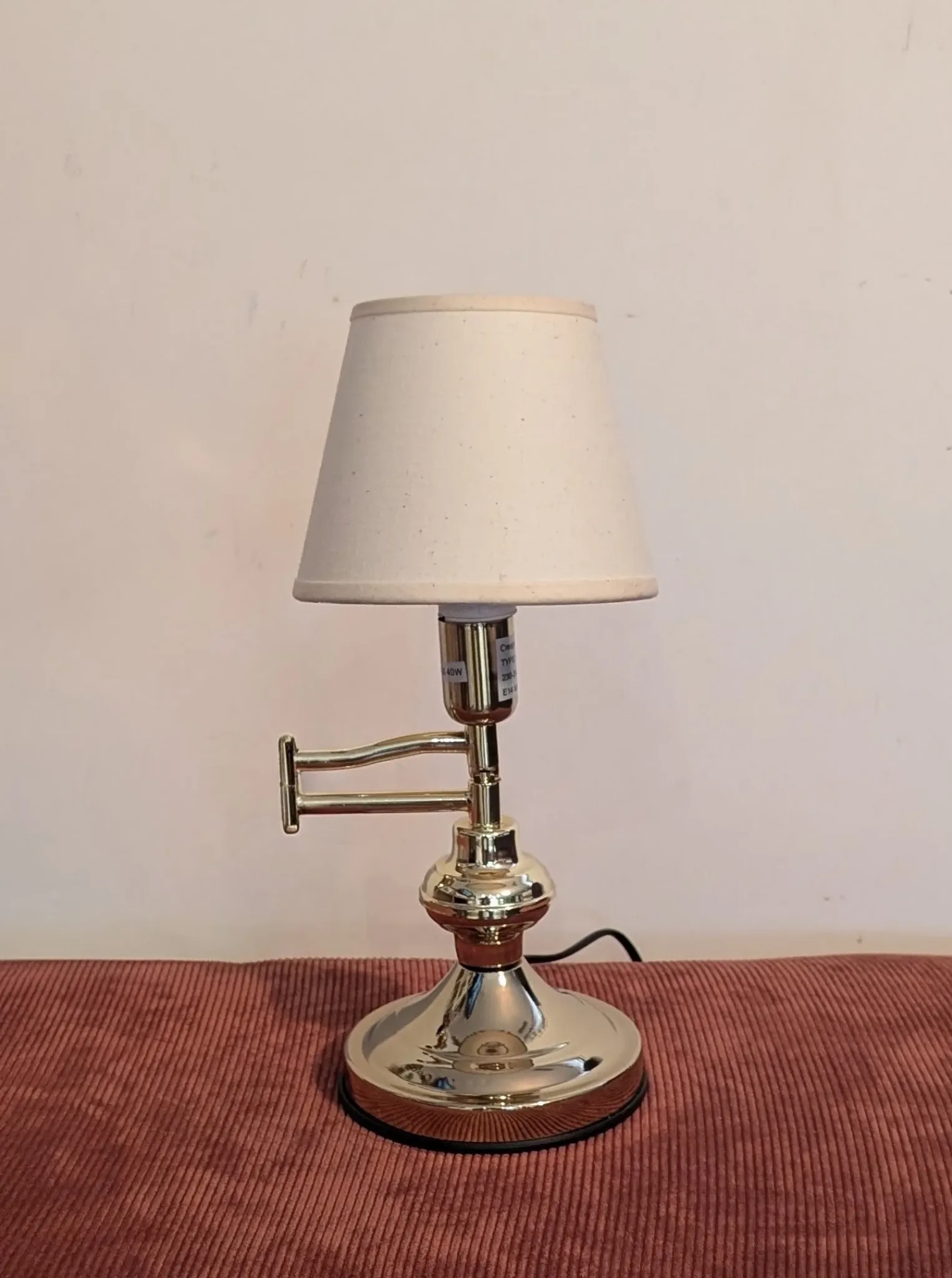 Vintage table lamp in woven rattan, honey colour & beige lampshade –