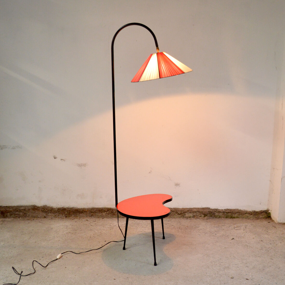 Tripod floor lamp with Tablet
