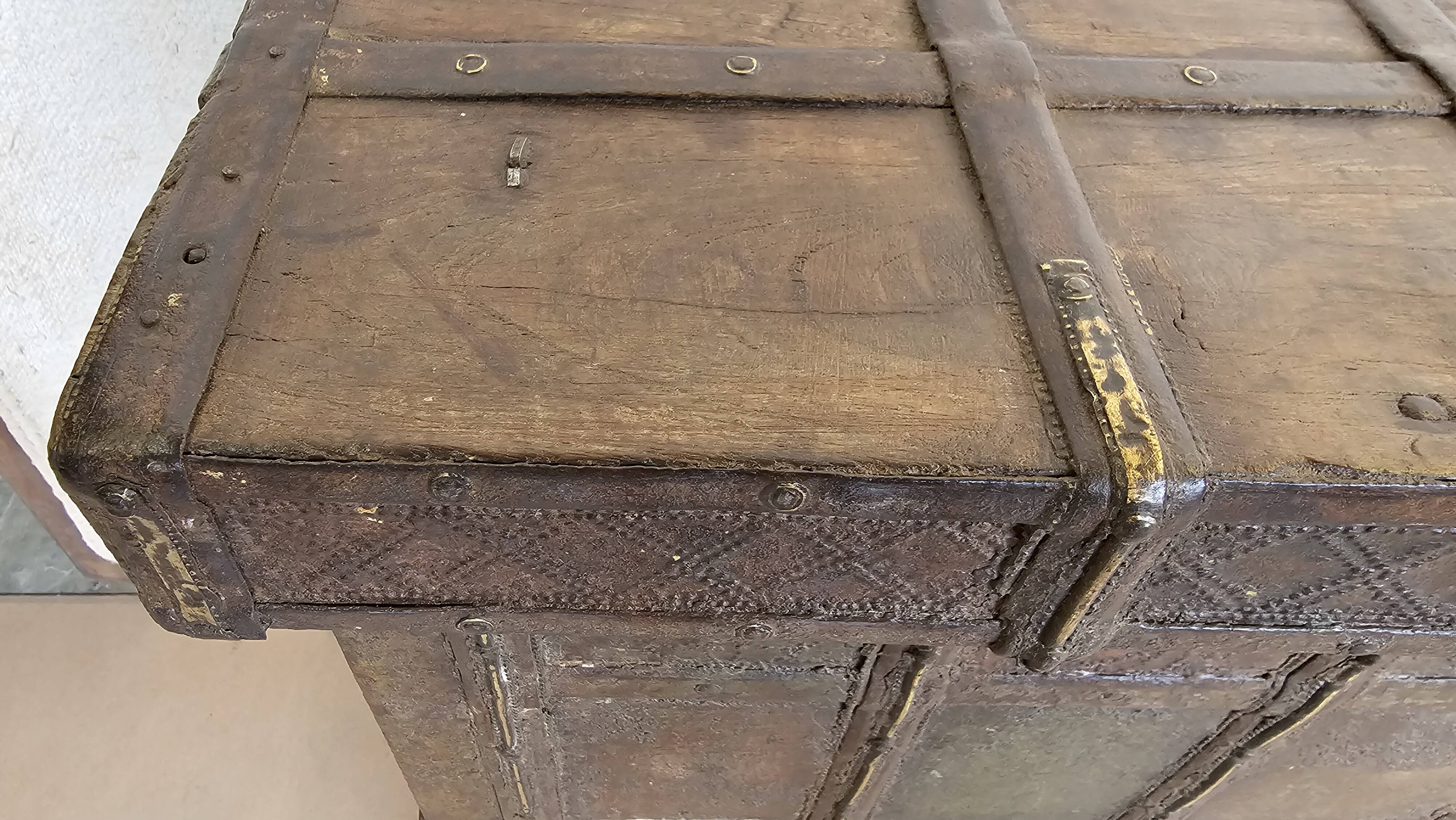 Old chest - dowry console from Bikaner in teak and wrought iron